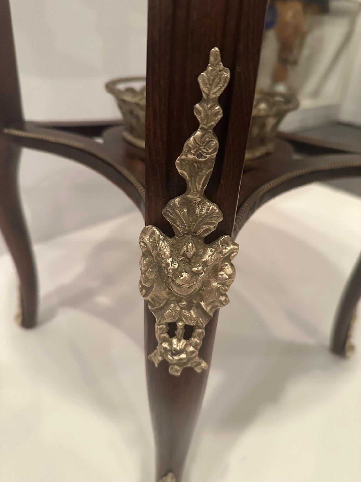 Incrusté Somptueuse table d'appoint ronde en acajou marqueté avec montures en bronze en vente