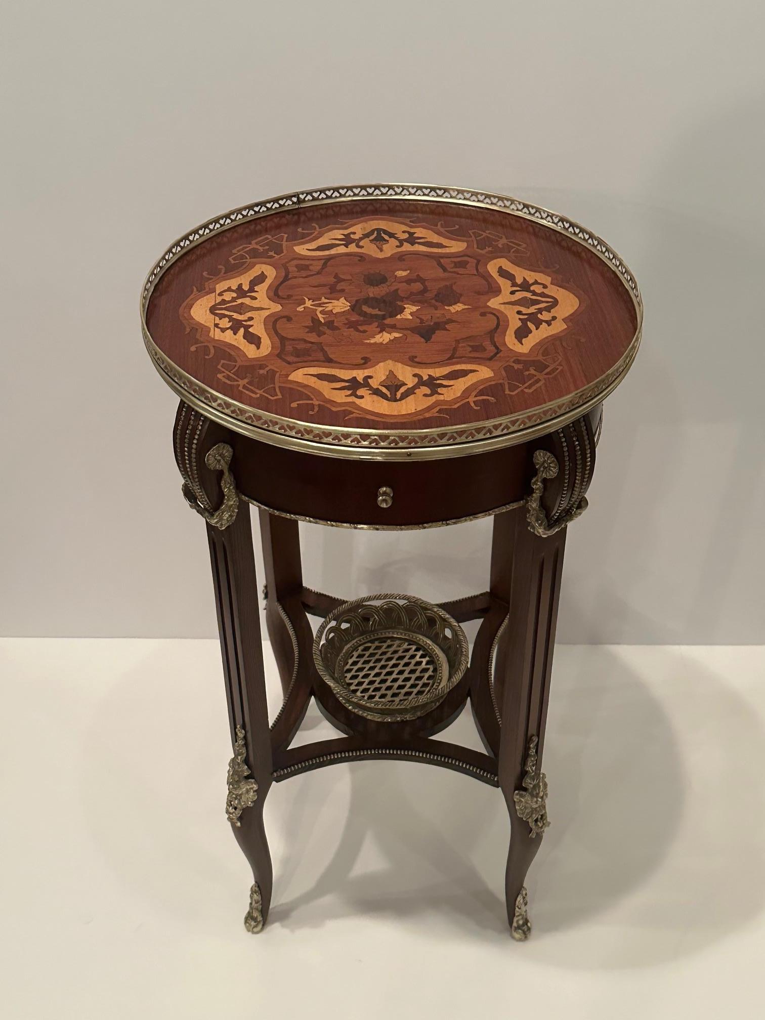Sumptuous Round Mahogany Inlaid Side Table with Bronze Mounts In Good Condition For Sale In Hopewell, NJ