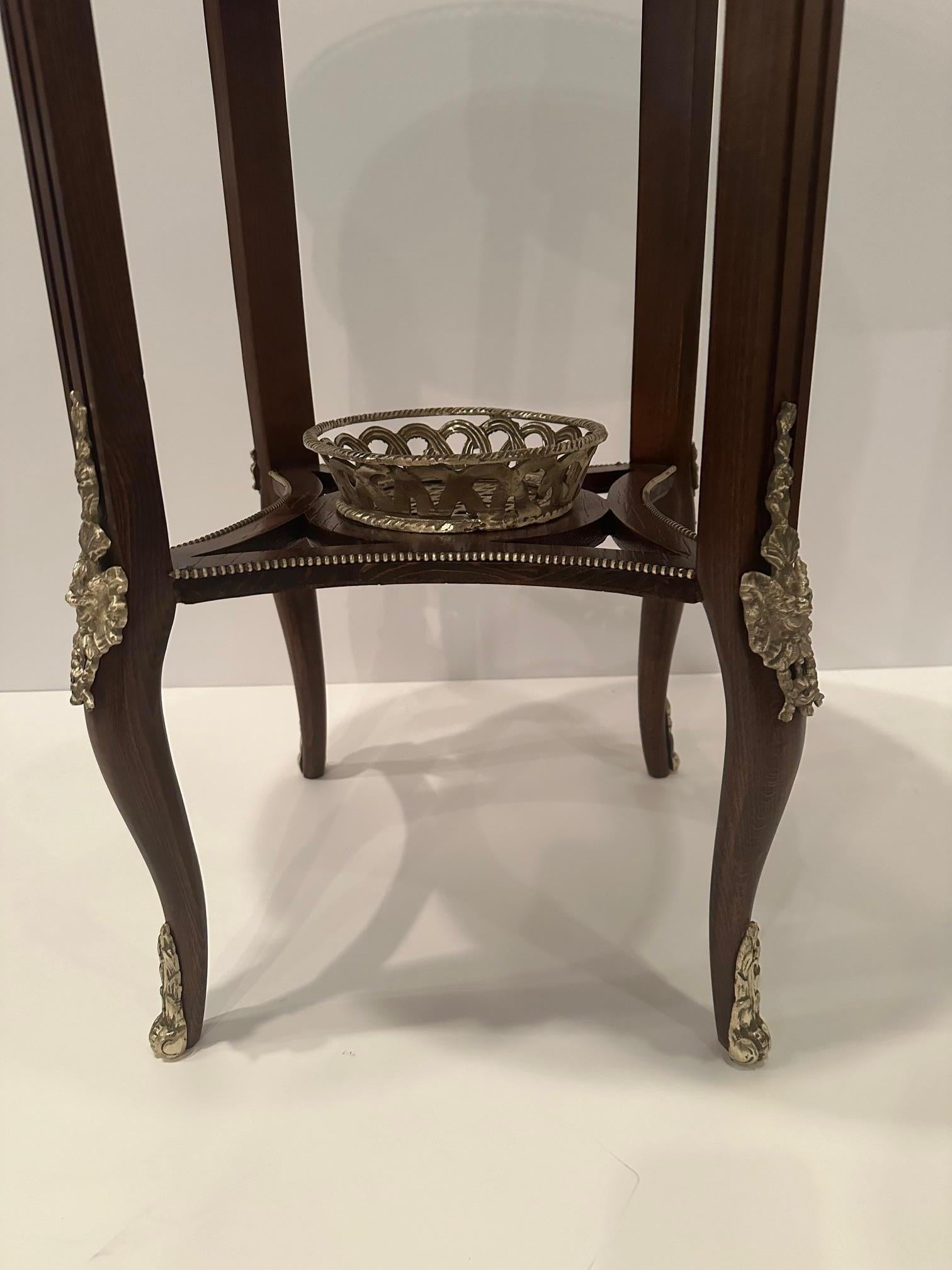 Milieu du XXe siècle Somptueuse table d'appoint ronde en acajou marqueté avec montures en bronze en vente