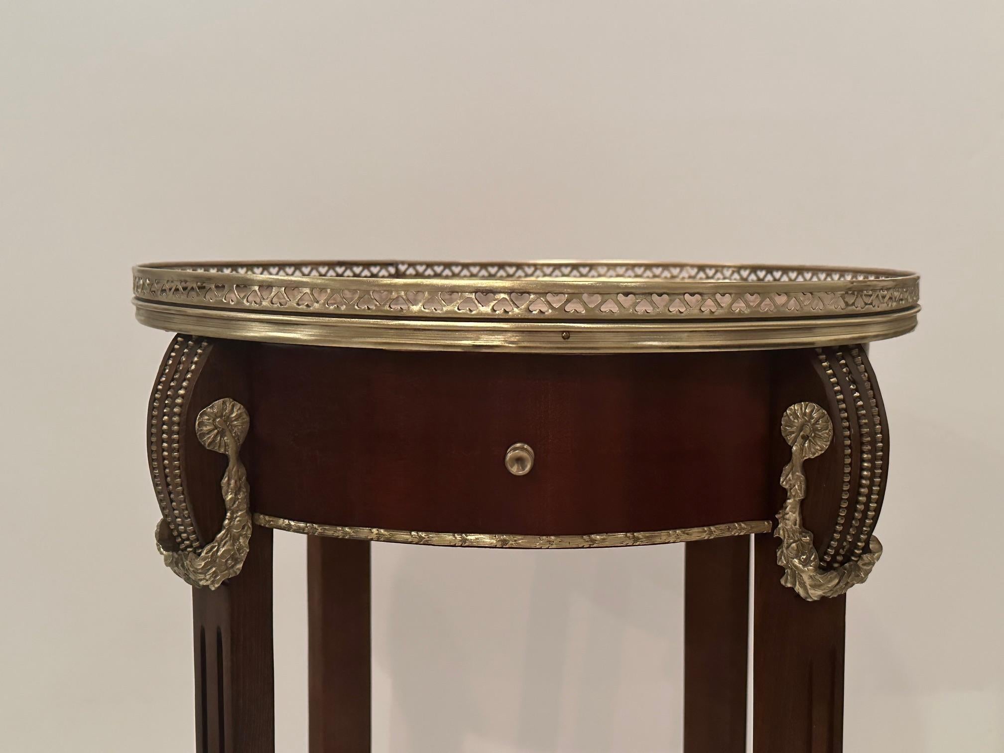 Somptueuse table d'appoint ronde en acajou marqueté avec montures en bronze en vente 1