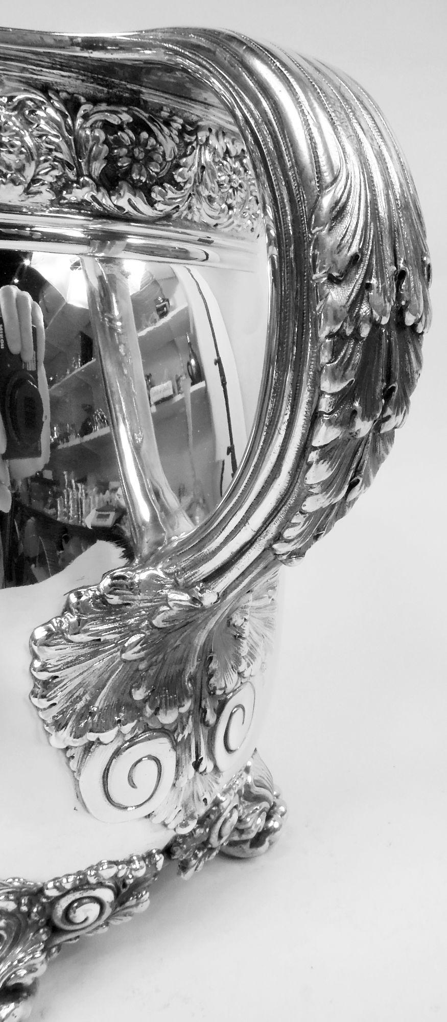 Suntuosa jarra de agua victoriana Tiffany de plata de ley clásica en Bueno estado para la venta en New York, NY