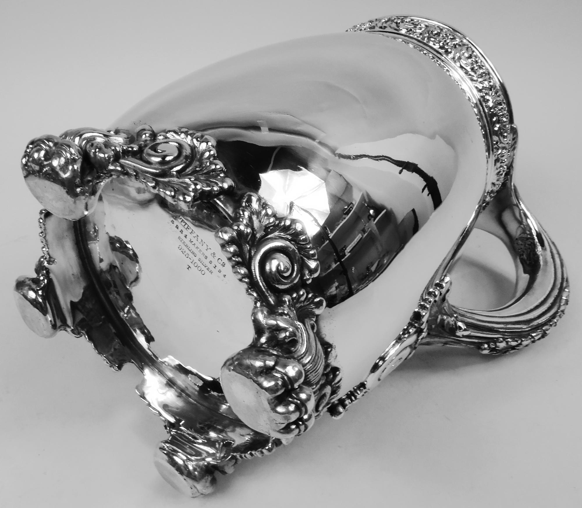 Suntuosa jarra de agua victoriana Tiffany de plata de ley clásica en venta 1