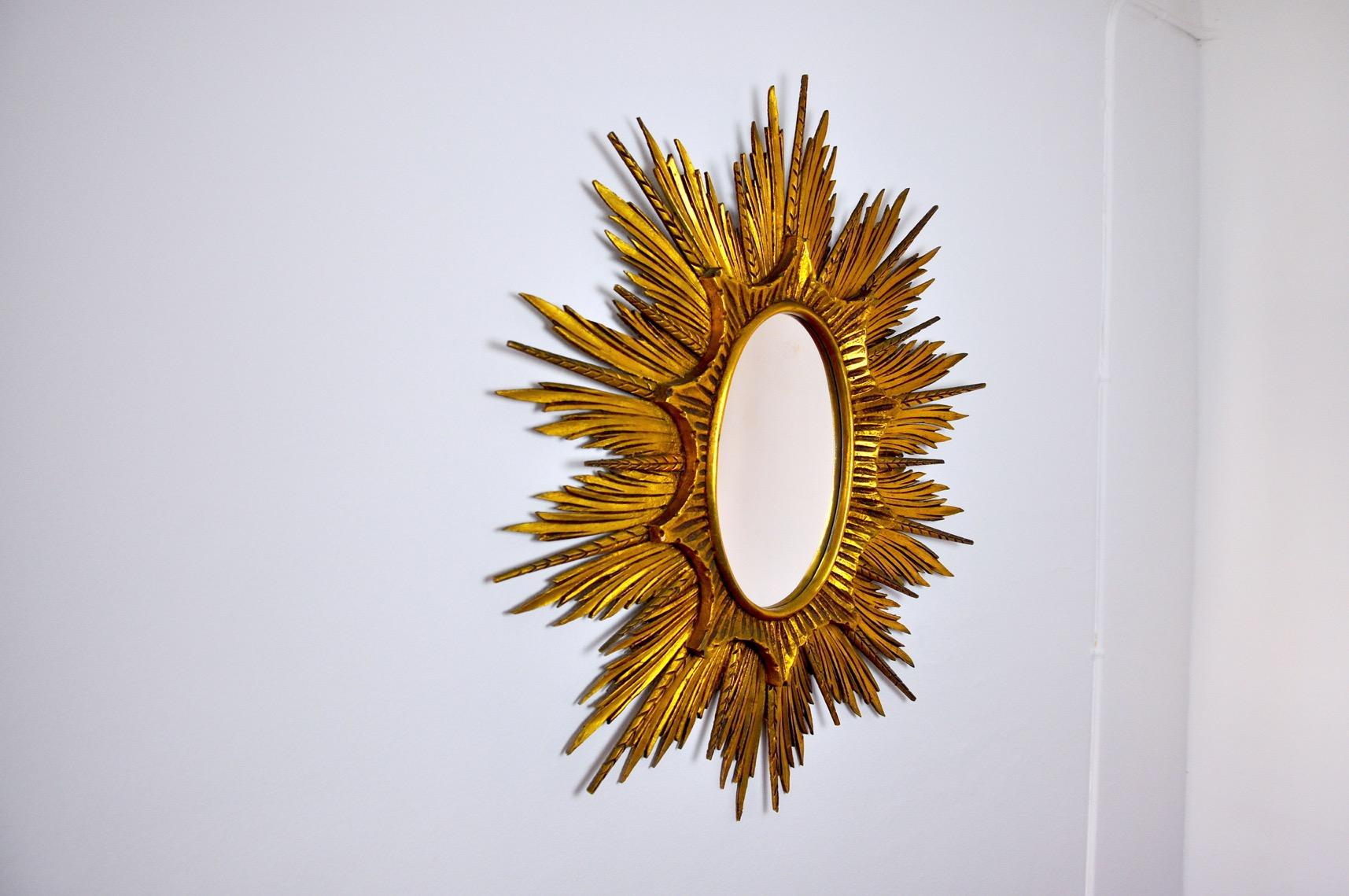 Legno Specchio con sole e orecchie in Wood dorato Inizio XX secolo in vendita