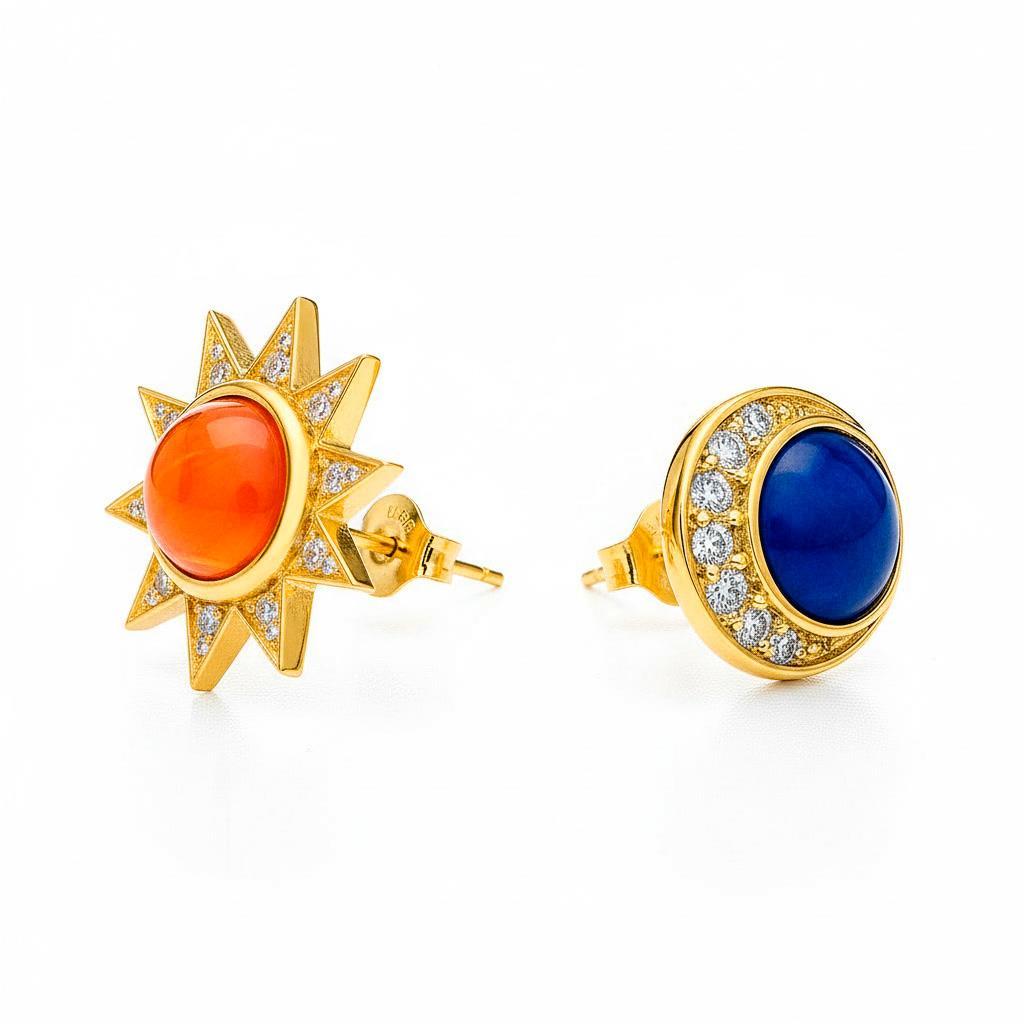 Orecchini con sole e luna. Anello d'argento 925 con gemme di laboratorio multicolore e orecchini a perno. Orecchini spaiati con zaffiri da laboratorio. Orecchini da giorno e da notte.

Metallo: argento 925 + placcatura in oro 14k
Peso: 4 g

Pietre