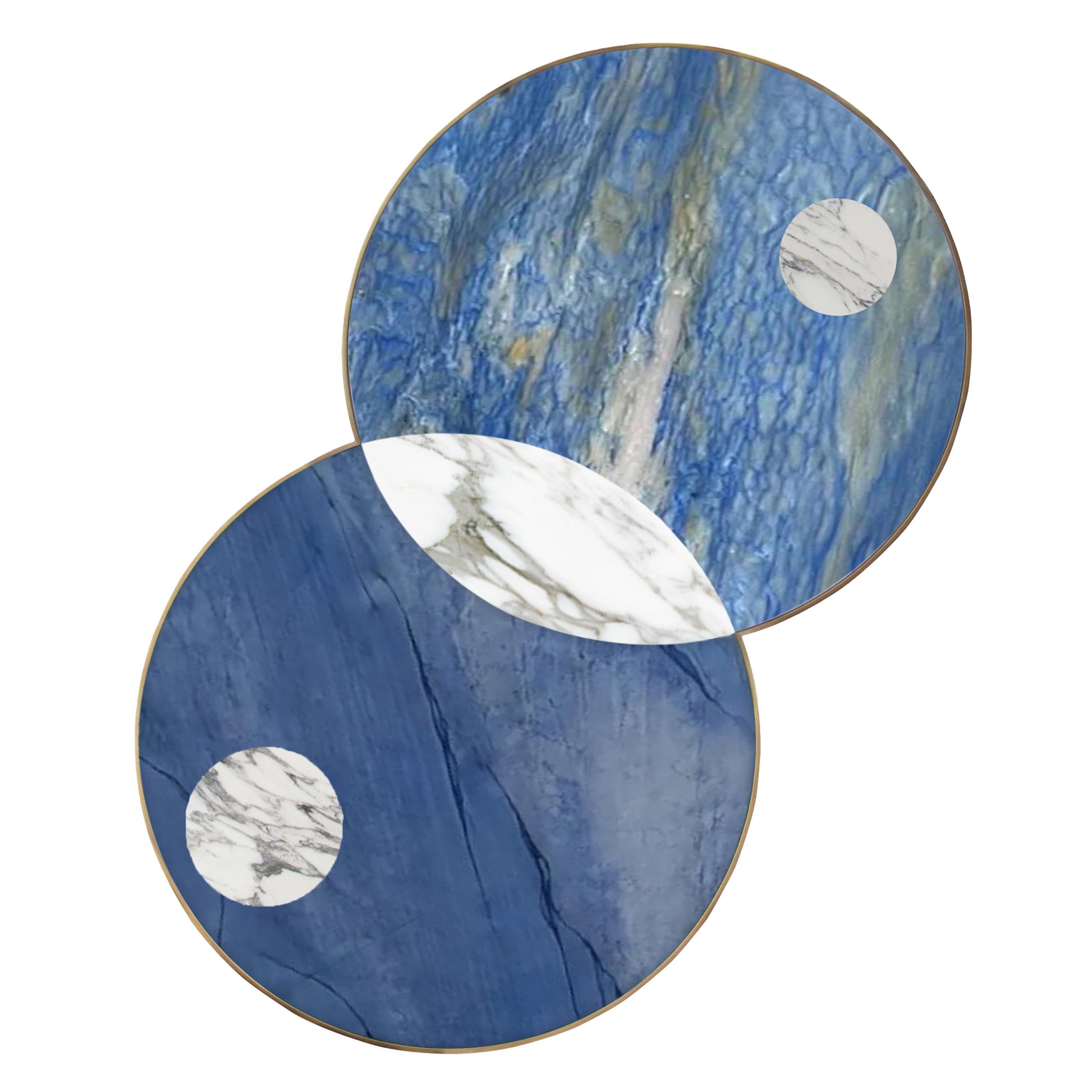 Sonnen- und Mondblauer Couchtisch aus Marmor und Messing Azul, von Lara Bohinc, Geometrisch (Italienisch) im Angebot