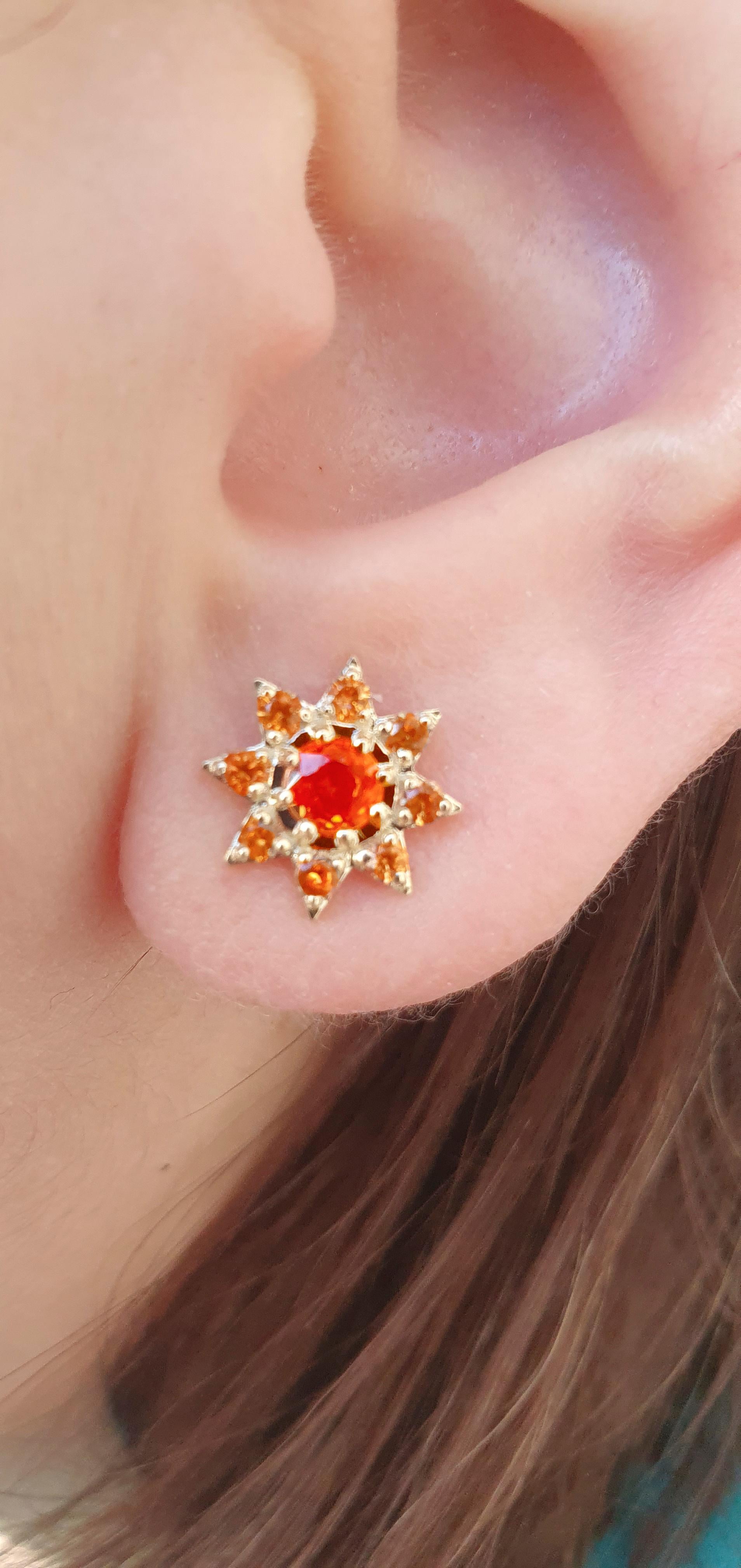 Sonnen- und Regenwolle-Ohrstecker aus 14 Karat Gold, Ohrstecker mit orangefarbenem Saphir 5