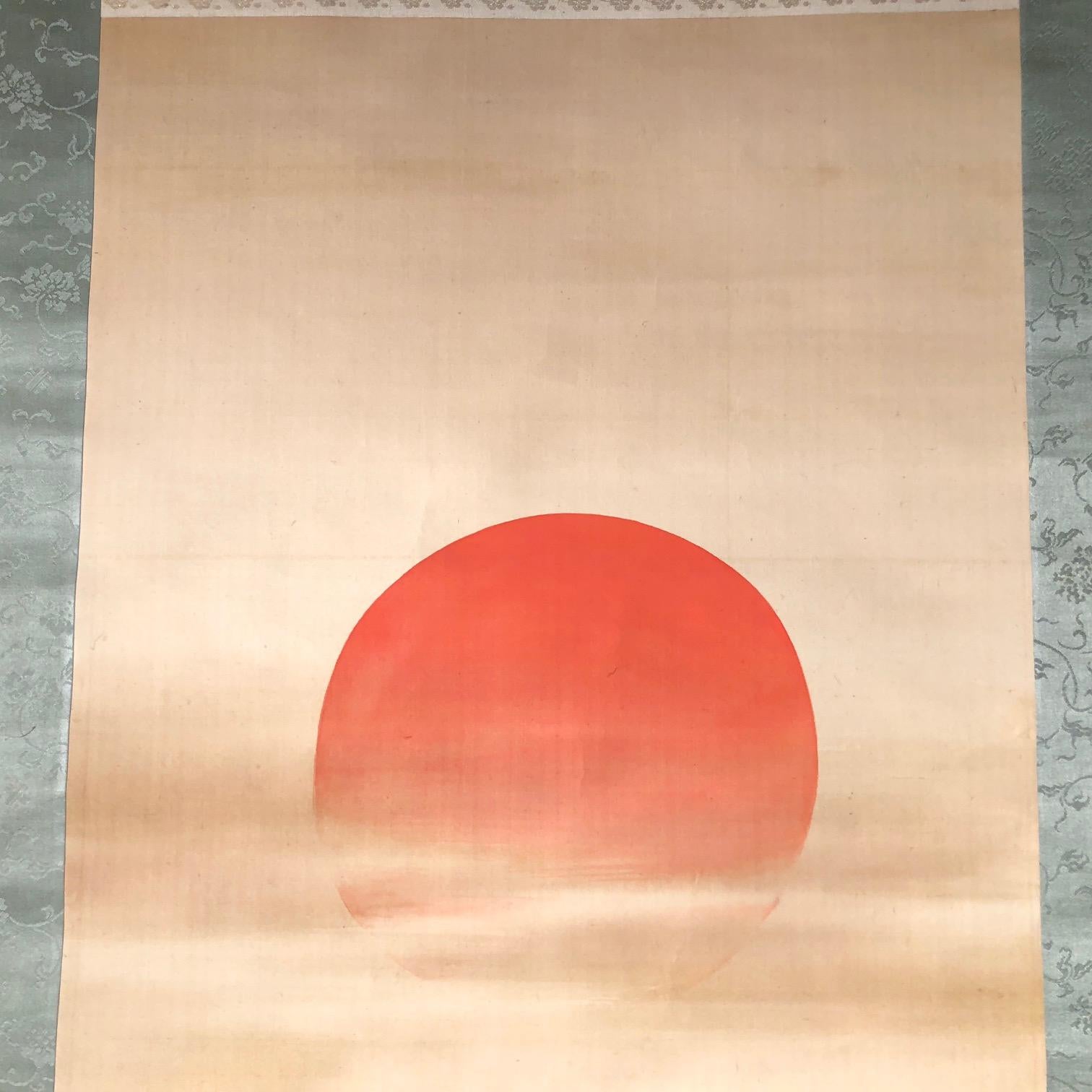 A very fine Japanese antique hand-painted silk scroll of sun and waves dating to the early 20th century, late Meiji period 1900.
Hand painting in lovely simple colors, signed.

Inscription:
sun
Back: celebration of the sun
Baikou
Wood