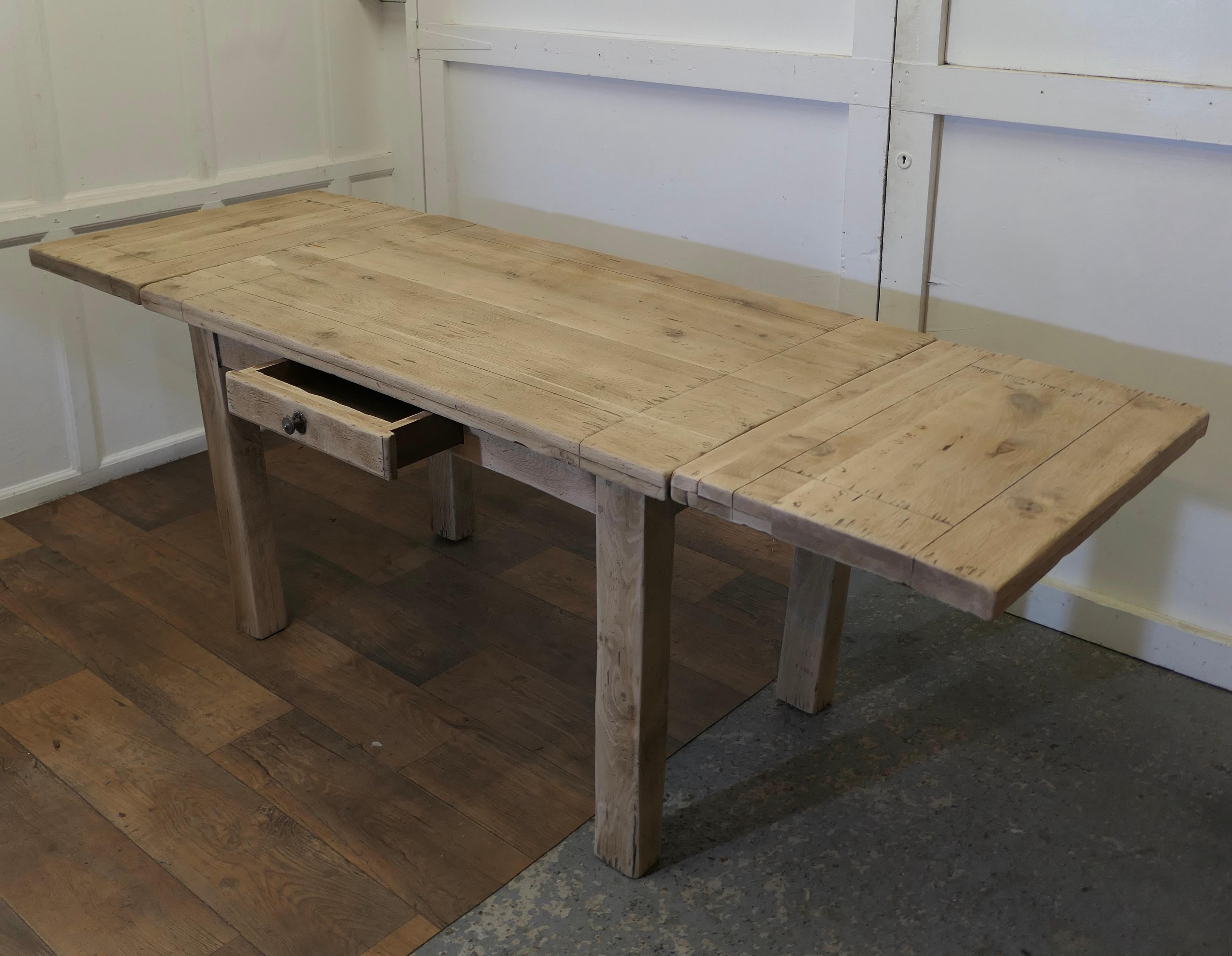 Sun Bleached Oak 7ft Extending Dining Table  The table is very heavy an solid  In Good Condition For Sale In Chillerton, Isle of Wight