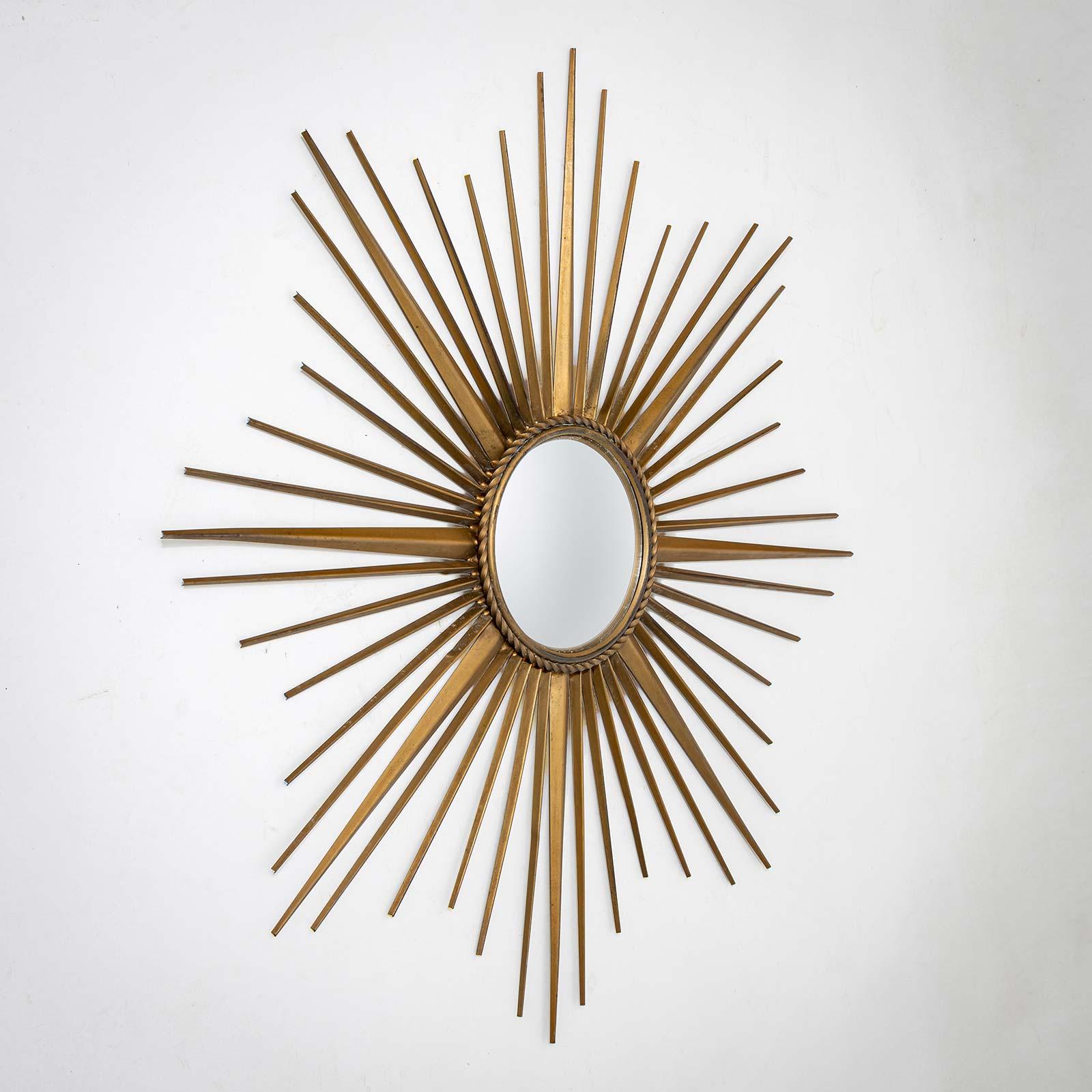 Un miroir en tôle bronzée qui éclate au soleil. France, milieu du XXe siècle.