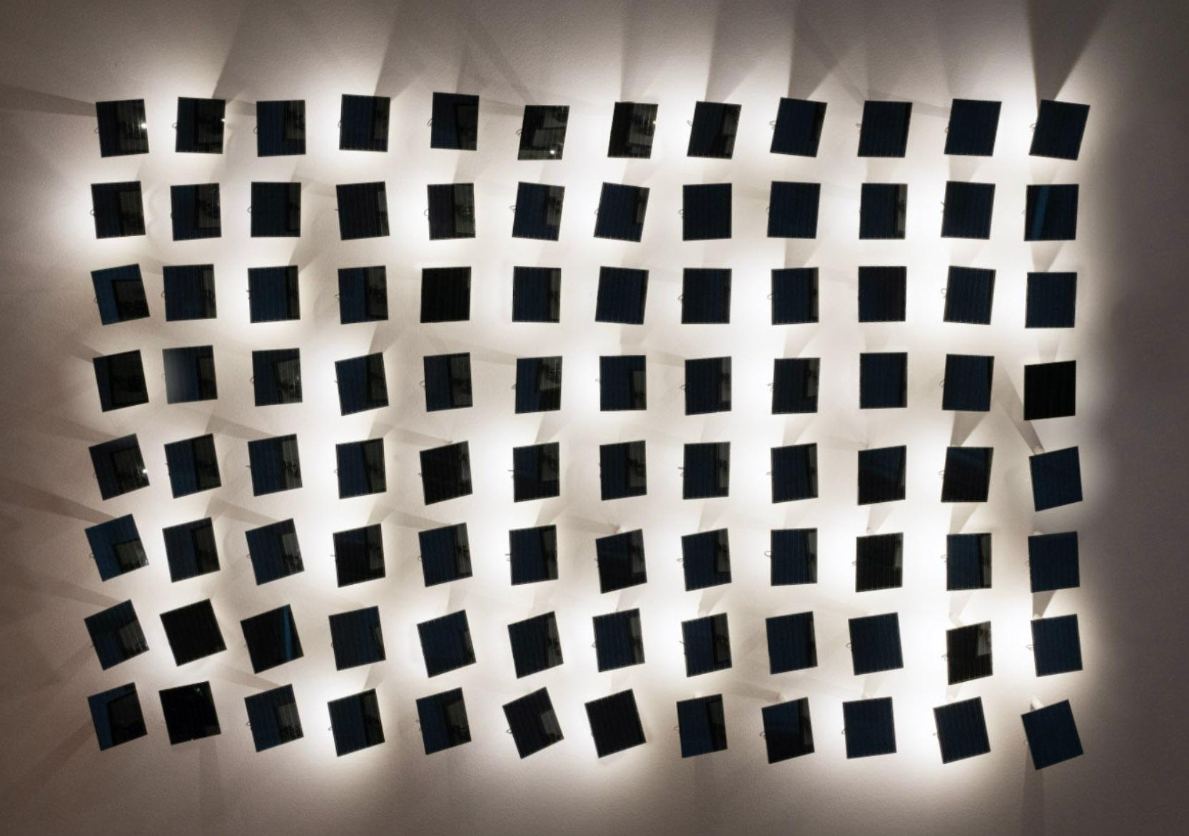 Moderno Calendario del sole, installazione murale d'arte contemporanea, illuminazione a energia solare in vendita