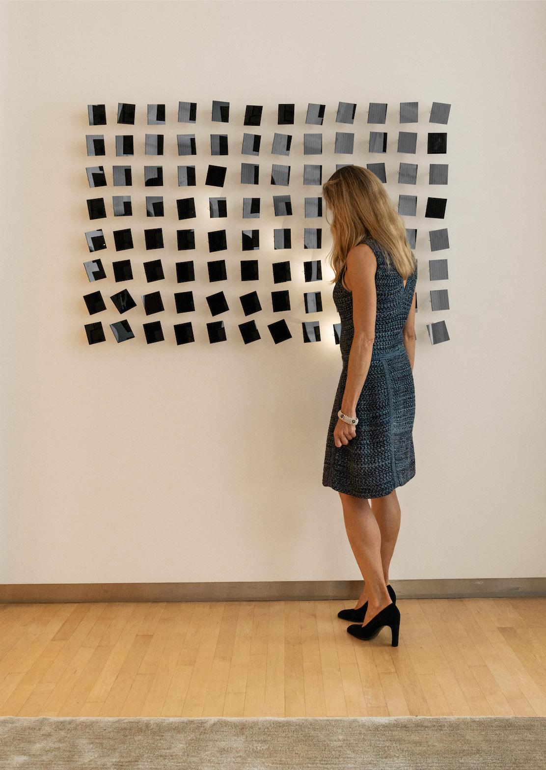 XXI secolo e contemporaneo Calendario del sole, installazione murale d'arte contemporanea, illuminazione a energia solare in vendita