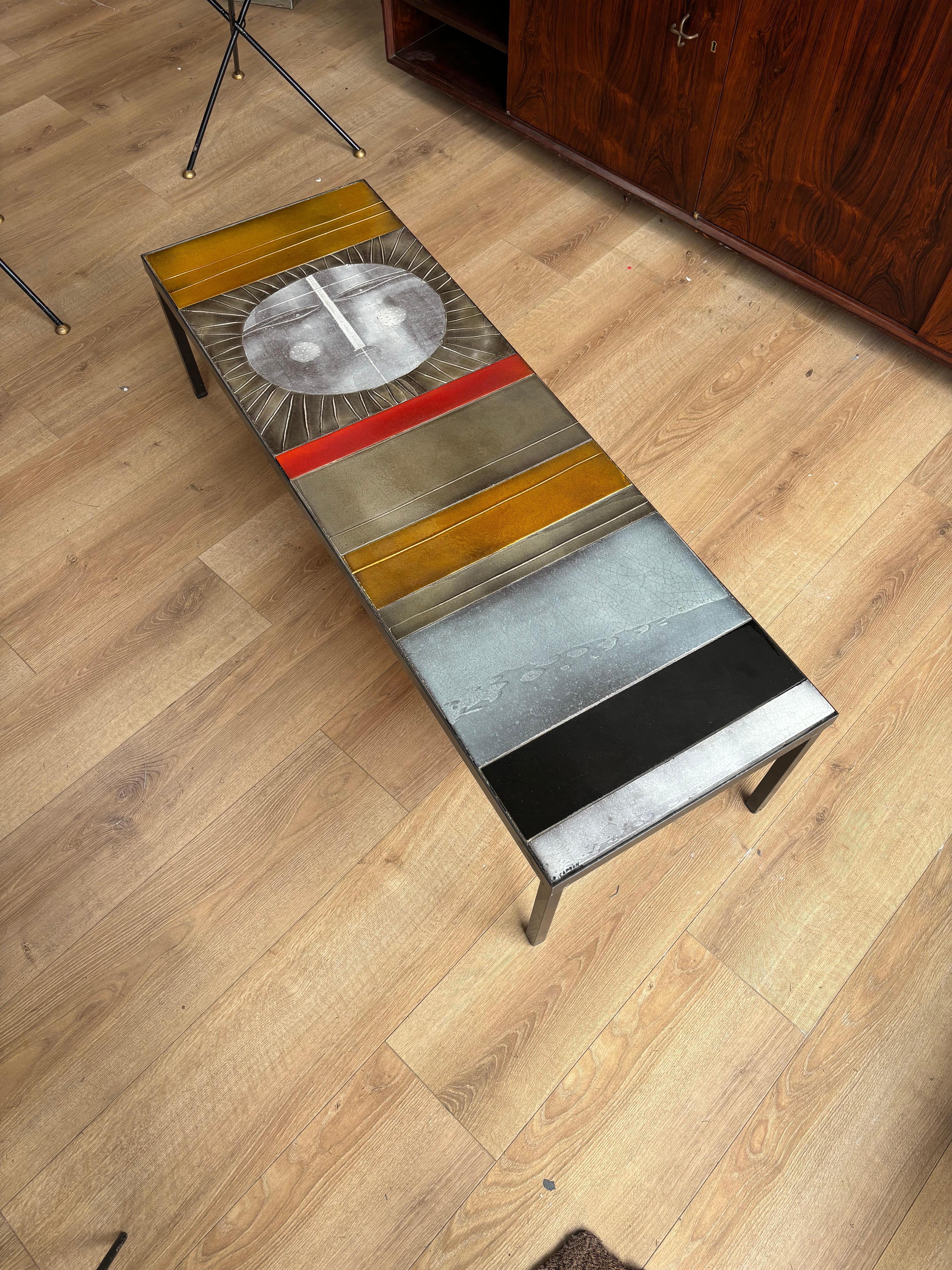 Belle table basse de Roger Calle appelée : sun. 
Très belle mise en valeur et couleurs