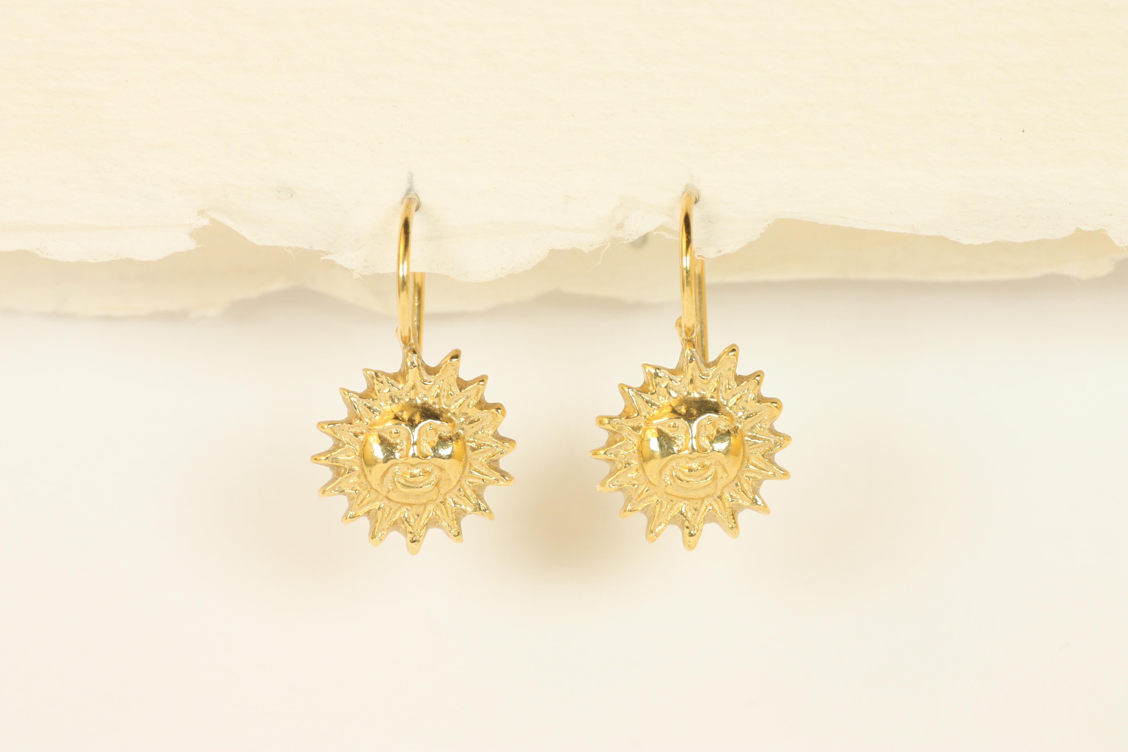 Gli orecchini Sun Disc in oro 18 carati irradiano calore e brillantezza, con un design unico a raggiera che cattura la luce in modo meraviglioso. Questi orecchini sono realizzati in modo intricato e mettono in risalto i dettagli del motivo del sole.