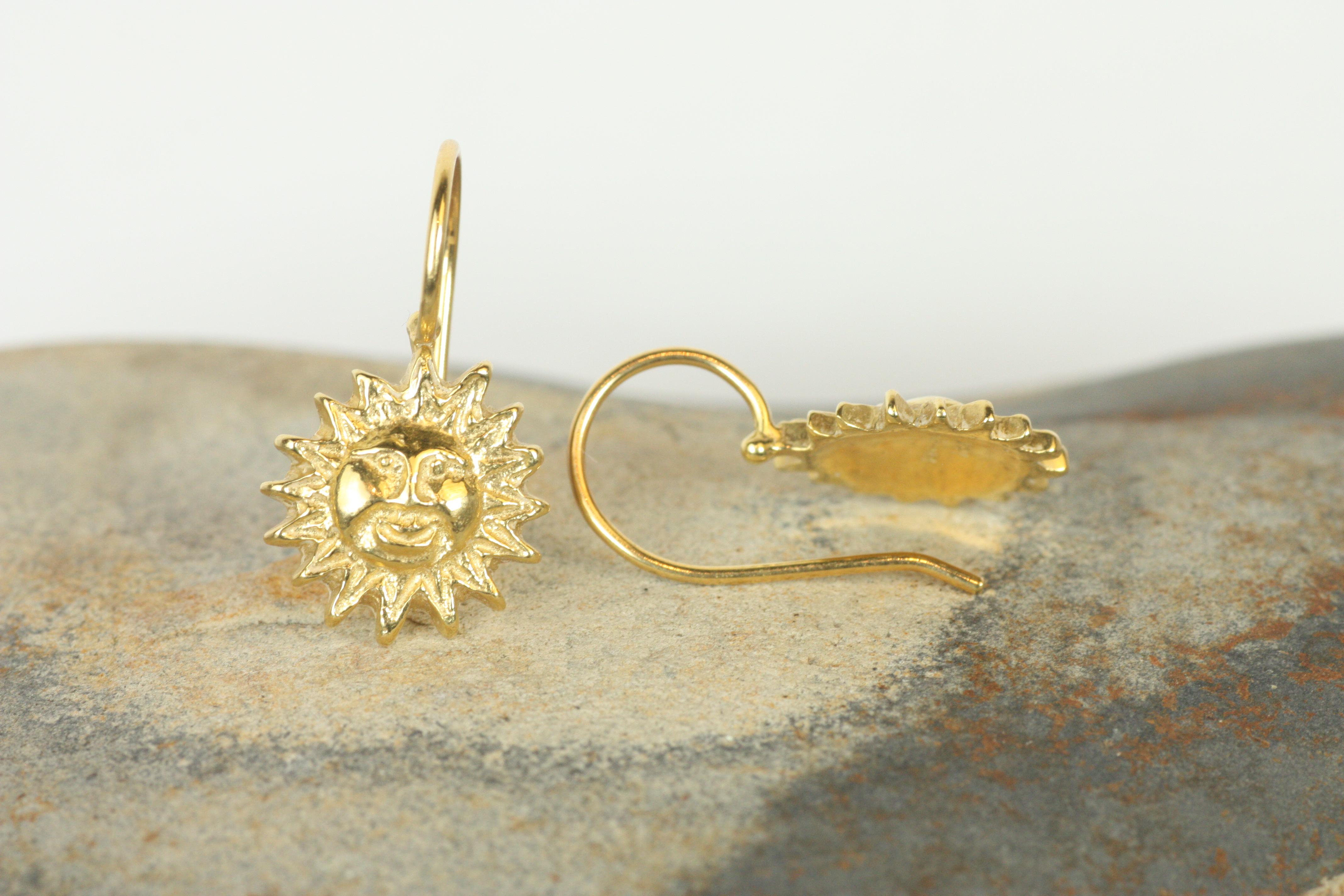 Artigiano Orecchini a goccia con disco solare in oro giallo 18 carati di Bracken Jewellers in vendita