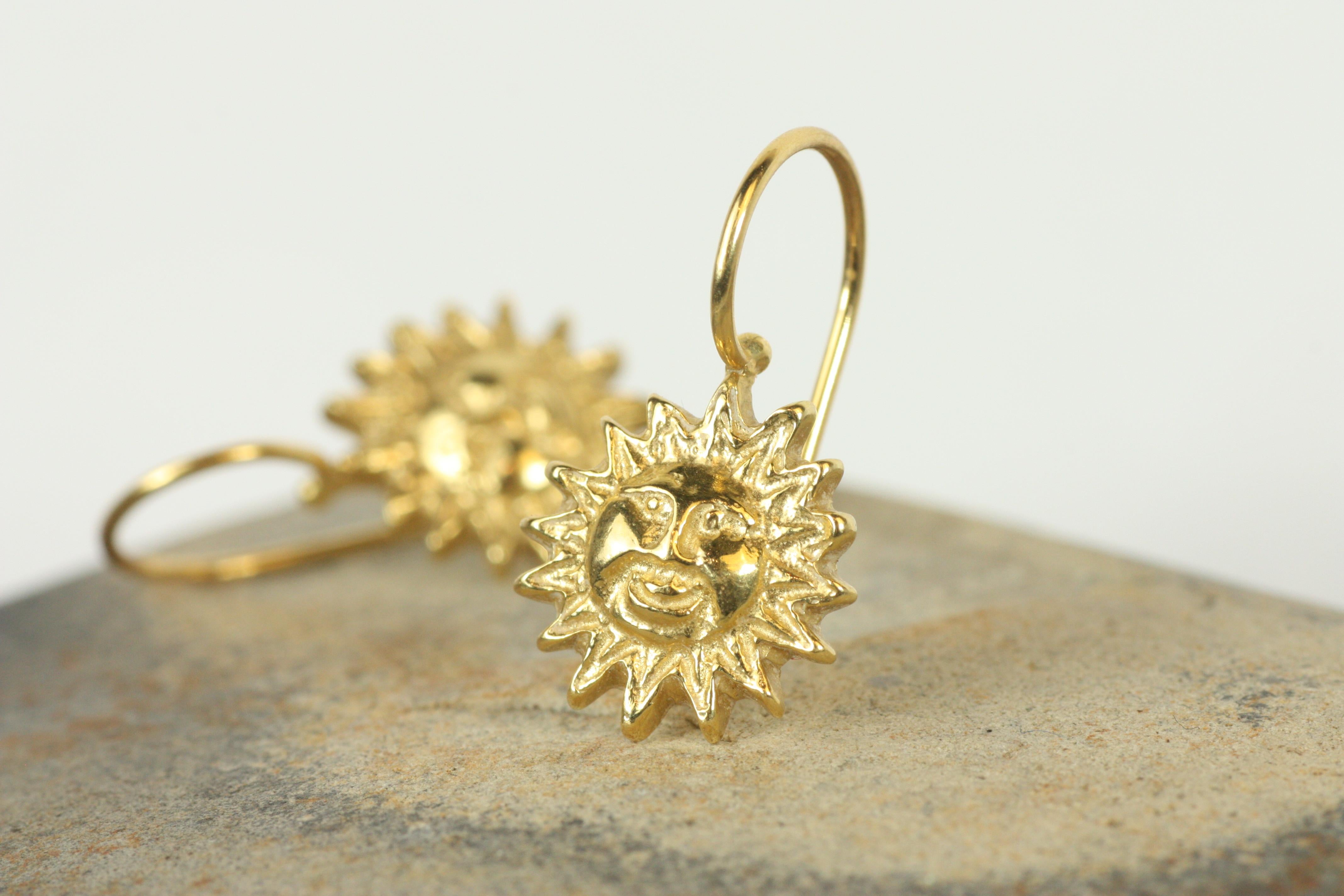 Orecchini a goccia con disco solare in oro giallo 18 carati di Bracken Jewellers In condizioni Nuovo in vendita a Santa Monica, CA