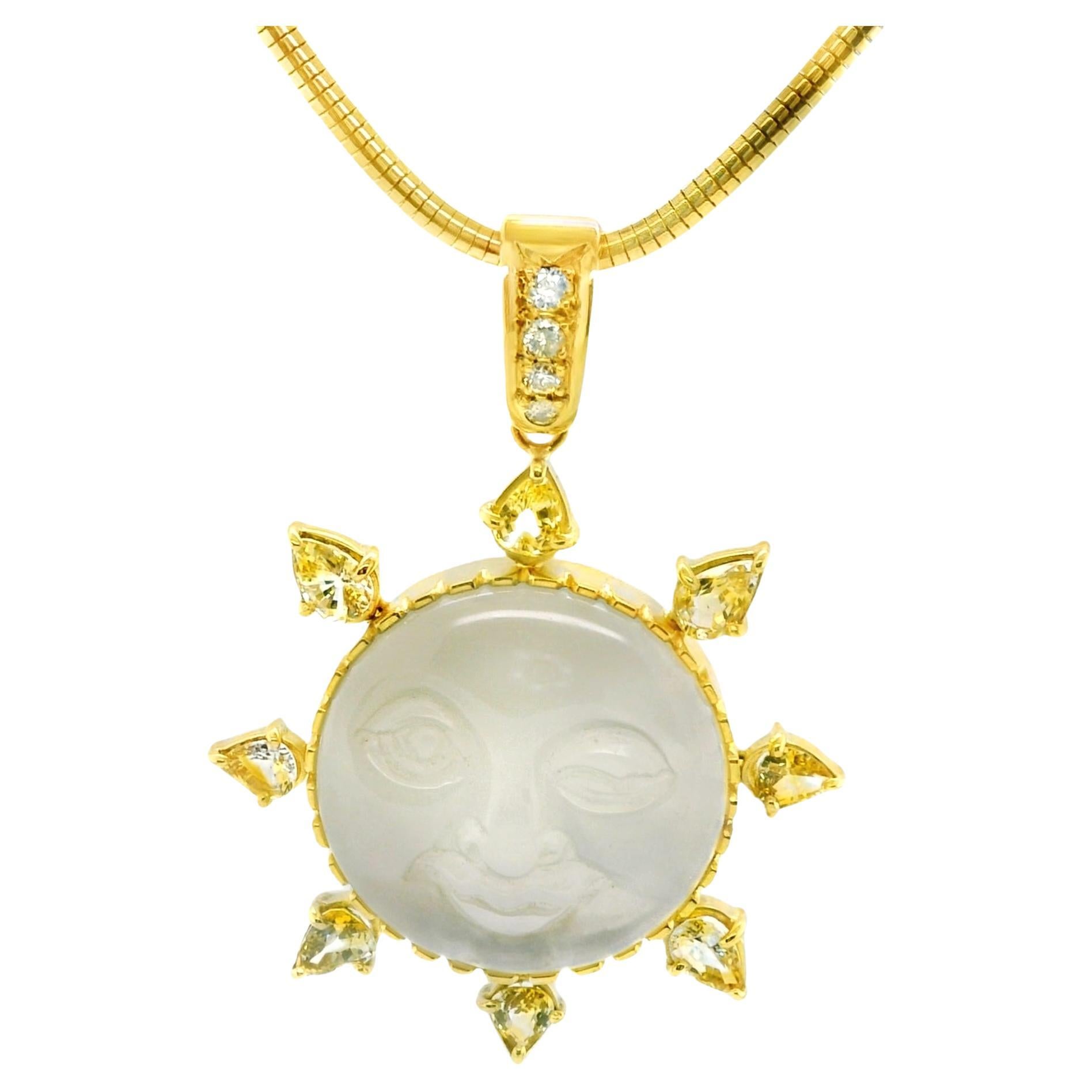 Ce superbe pendentif original présente un quartz laiteux translucide de 38,22 carats, merveilleusement accrocheur, sculpté à la main avec un 