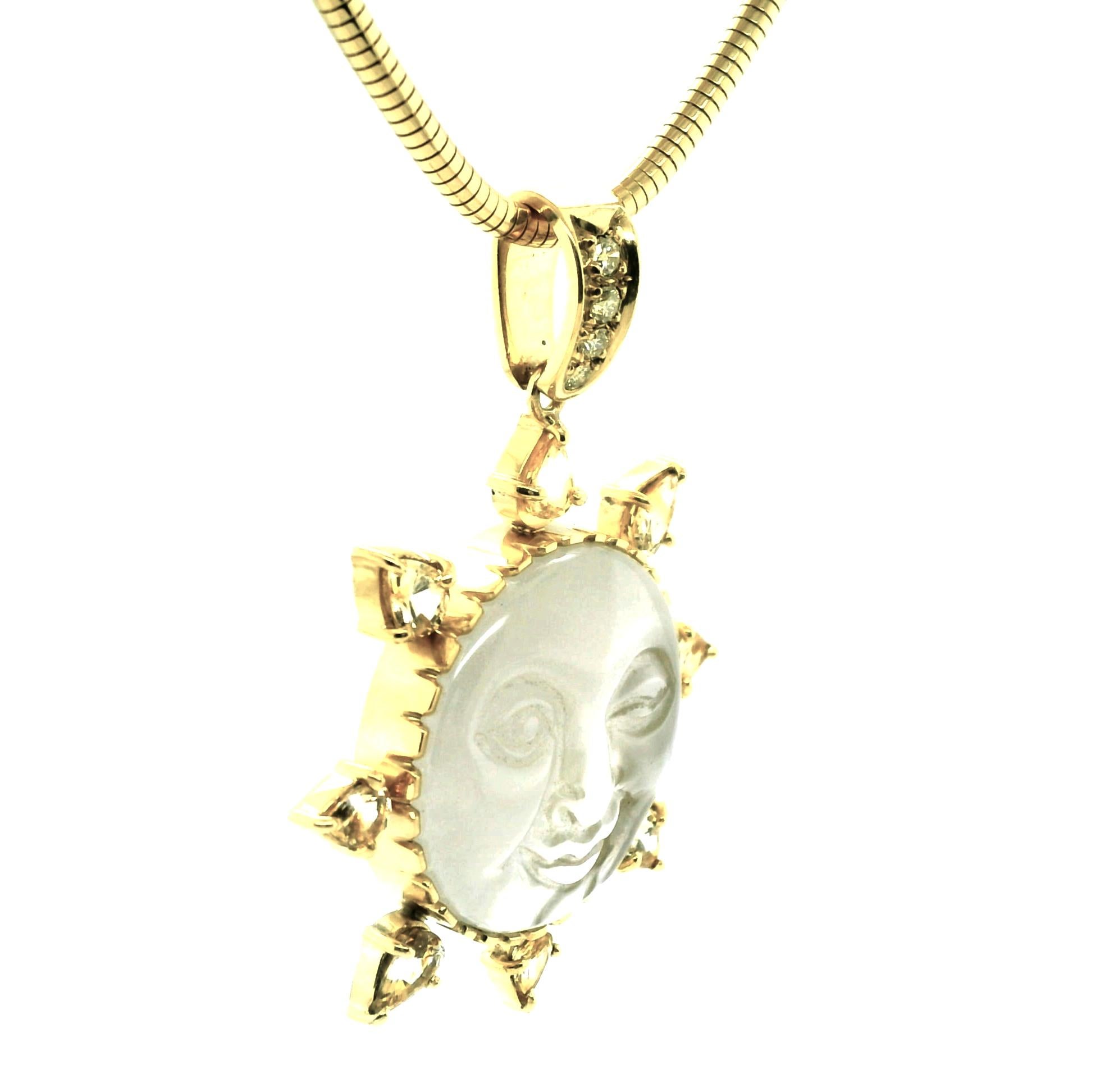 Artisan Pendentif en or jaune 18 carats, saphir jaune, diamant et quartz sculpté en forme de visage solaire en vente
