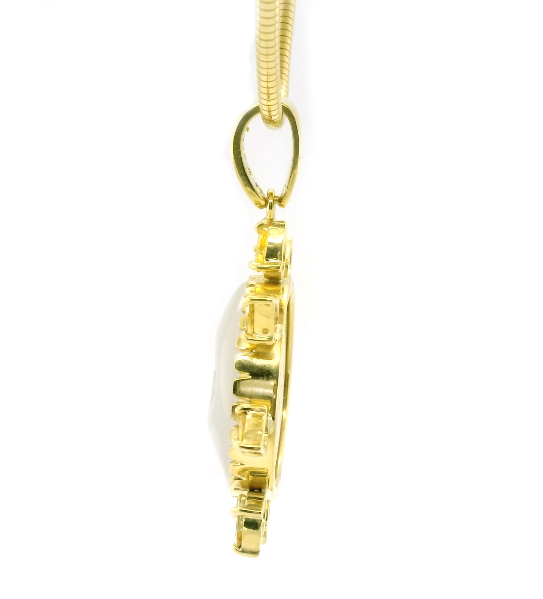 Taille ronde Pendentif en or jaune 18 carats, saphir jaune, diamant et quartz sculpté en forme de visage solaire en vente