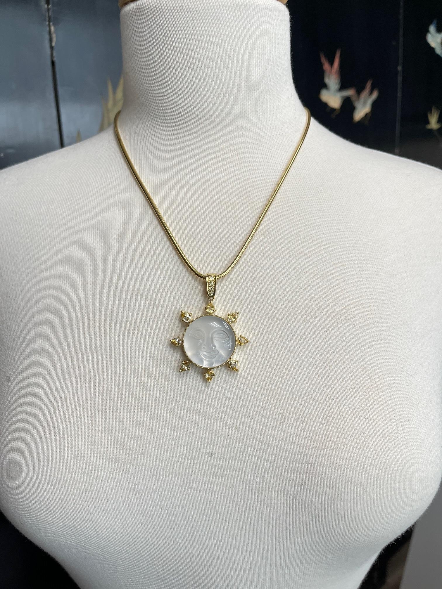 Pendentif en or jaune 18 carats, saphir jaune, diamant et quartz sculpté en forme de visage solaire Neuf - En vente à Los Angeles, CA