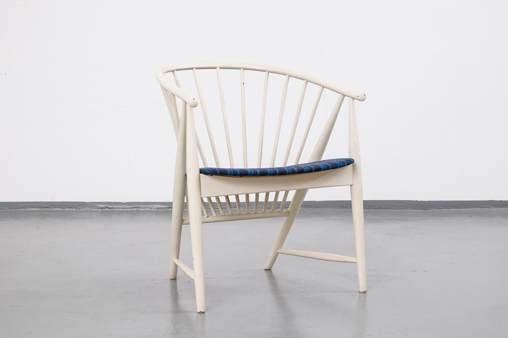 Swedish spindle back easy chair designed by Sonna Rosén in 1948. Model name 'Solfjädern' / 'Sun Feather'. Manufactured by Nässjö Stolfabrik.
White painted beechwood frame with fabric seat.