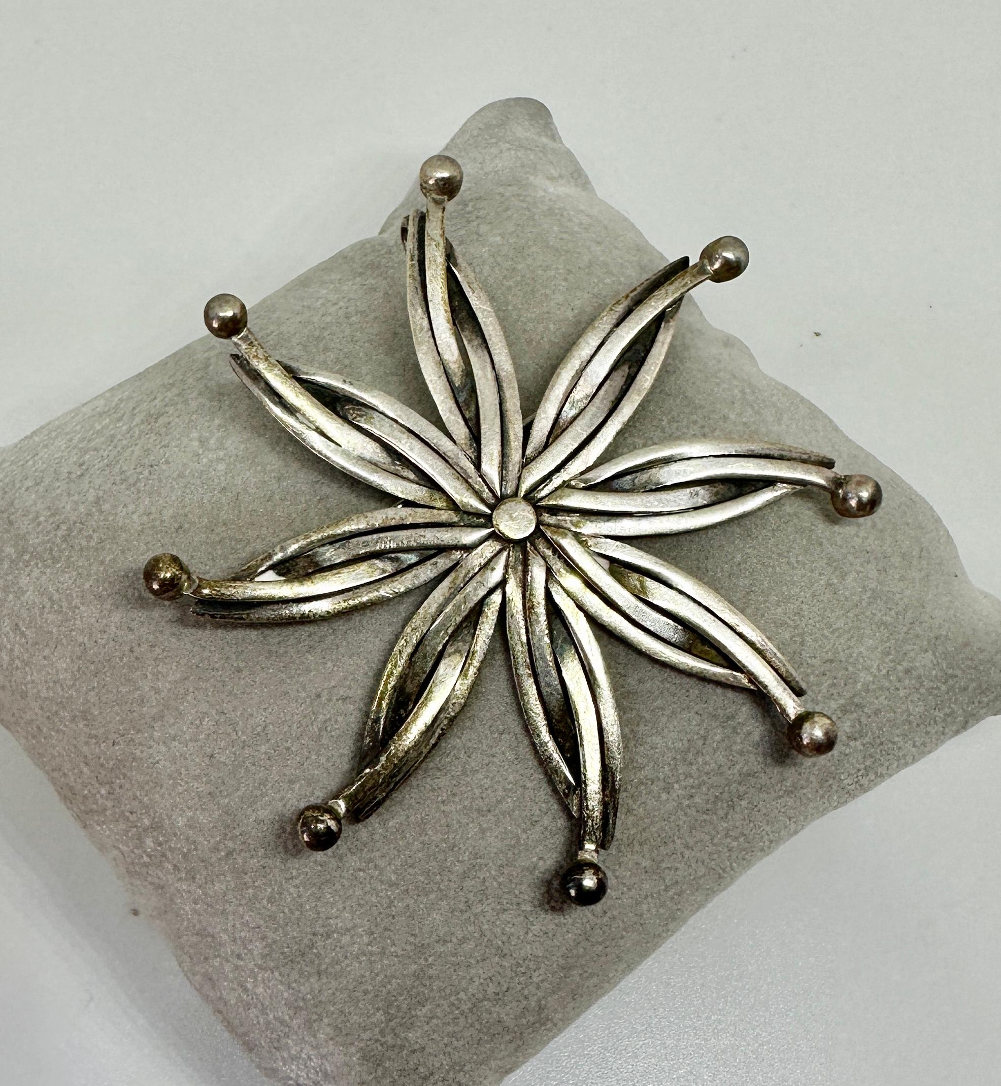 Il s'agit d'un superbe pendentif ou d'une broche en argent sterling de style moderniste mexicain, qui représente un magnifique soleil ou une fleur.  Le pendentif ou la broche mesure 2 5/8 pouces de long.  Le travail de conception est absolument