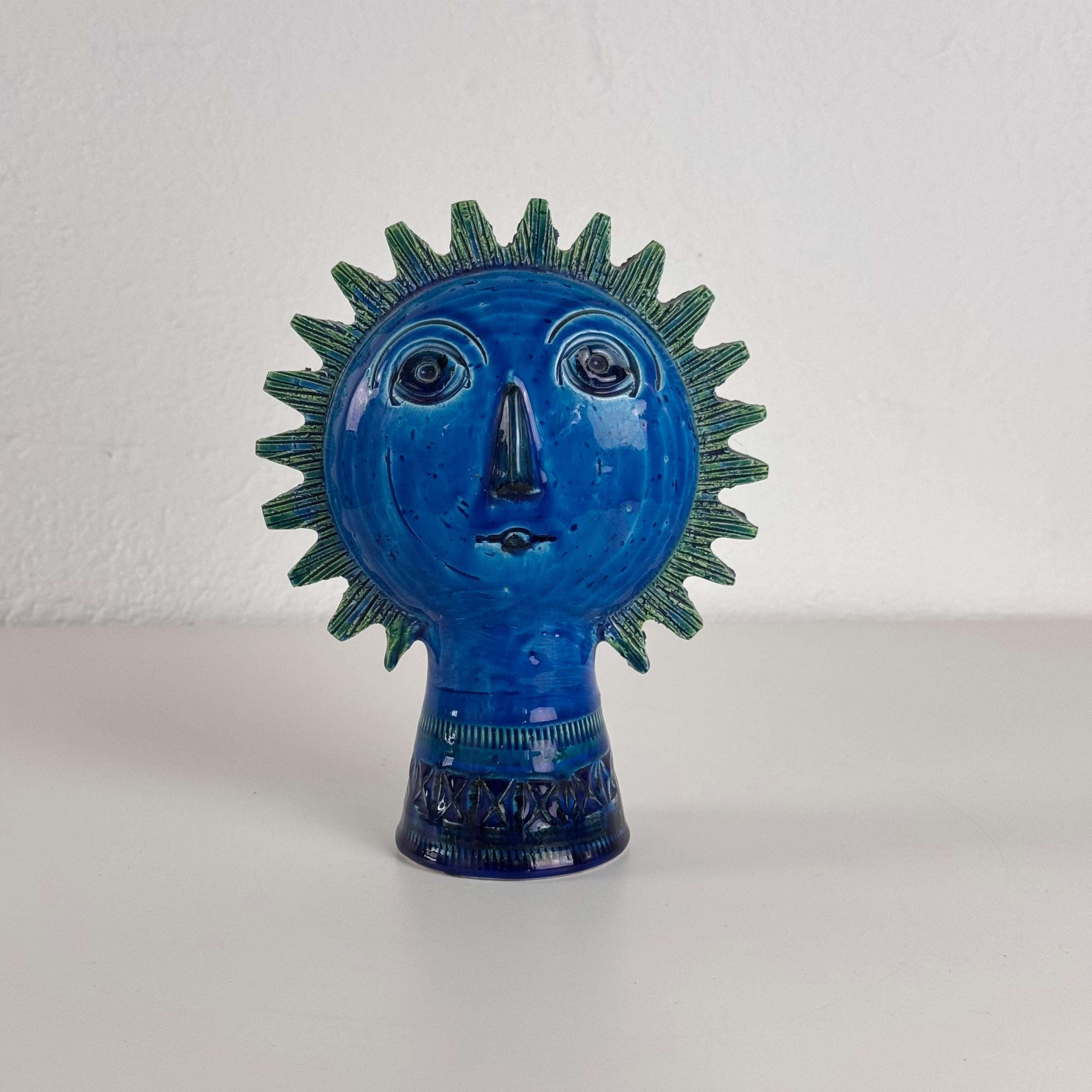 Auffällige Sonnenkopf-Skulptur aus Keramik, die in den 1970er Jahren von Aldo Londi für Bitossi Ceramiche entworfen wurde und Teil der berühmten Kollektion Rimini Blu ist.

Die aus glasierter Keramik gefertigte Skulptur zeigt die für Londi