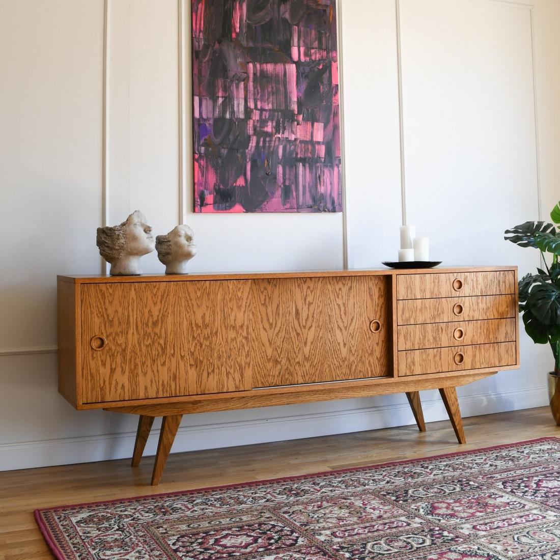 Grand buffet Sun par Pastform
Dimensions : D 40 x L 190 x H 75 cm
MATERIAL : Bois teinté et verni.

Disponible en différentes couleurs de bois : Whisky, Rhum, BPA, Nobel, Brandy, Schwarz et Natura. Disponible en trois largeurs différentes :