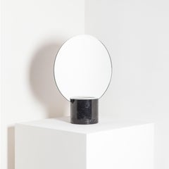 «Sun Mirror», de Josep Vila Capdevila, en mármol Marquina negro y latón