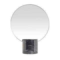 «Sun Mirror», de Josep Vila Capdevila, en mármol Marquina negro y latón