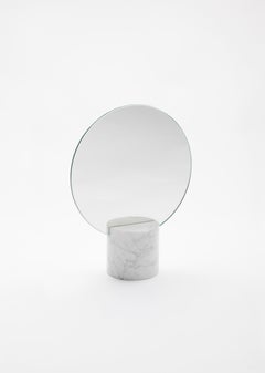 Espejo minimalista de mármol de carrara blanco "Sun Mirror Brass" de Aparentment