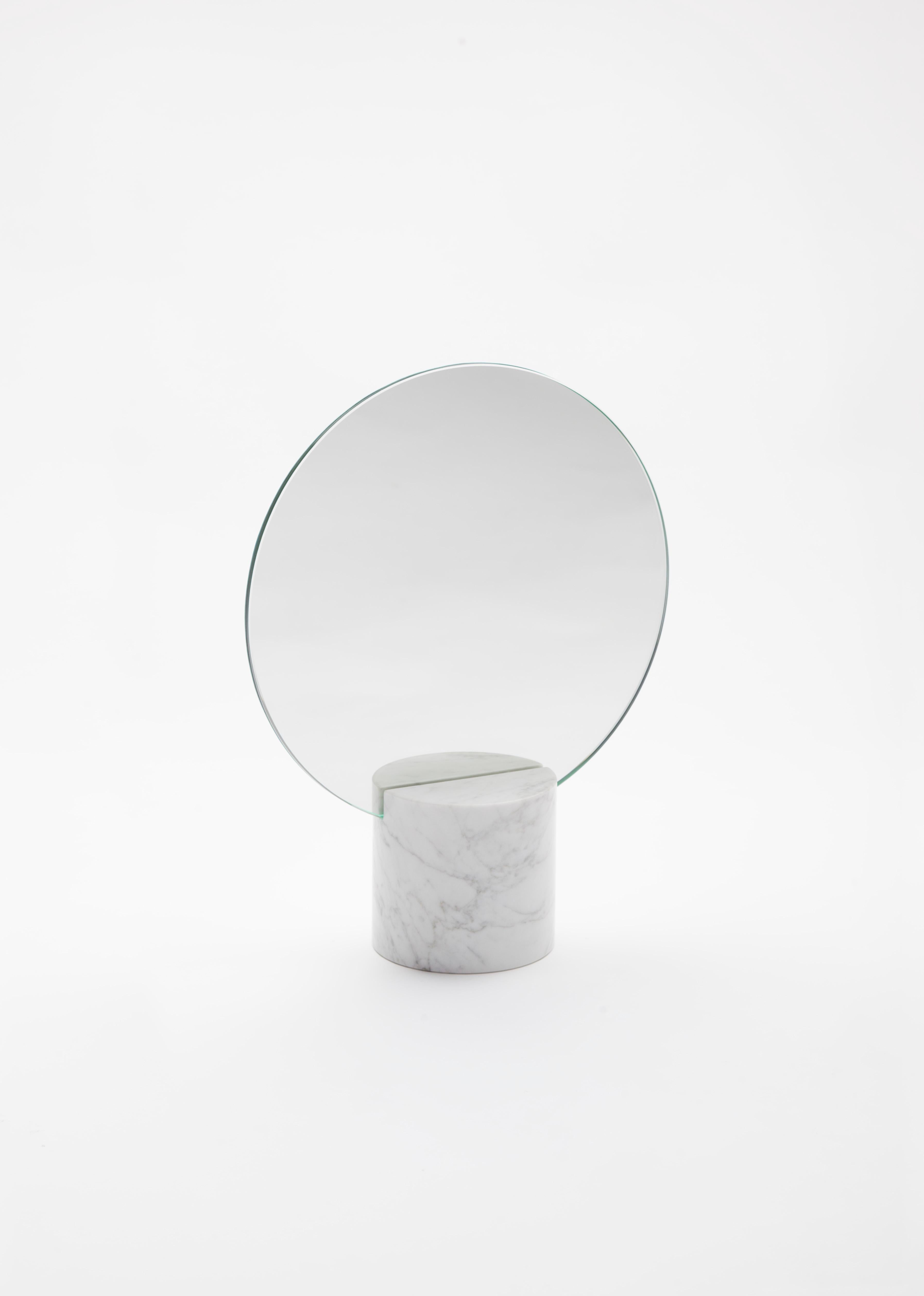 Der Marblelous Sun Mirror ist ein Spiegel im minimalistischen Stil, der aus einem Sockel aus behandeltem Carrara-Marmor besteht. Der hintere Teil des Spiegels ist aus massivem Kupfer gefertigt und mit speziellen Ölen behandelt, um ihn zu