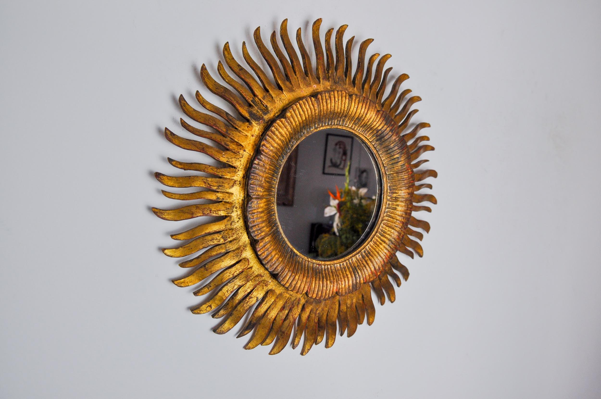 Hollywood Regency Sun mirror in gilded wood, France, 1960, 47cm For Sale