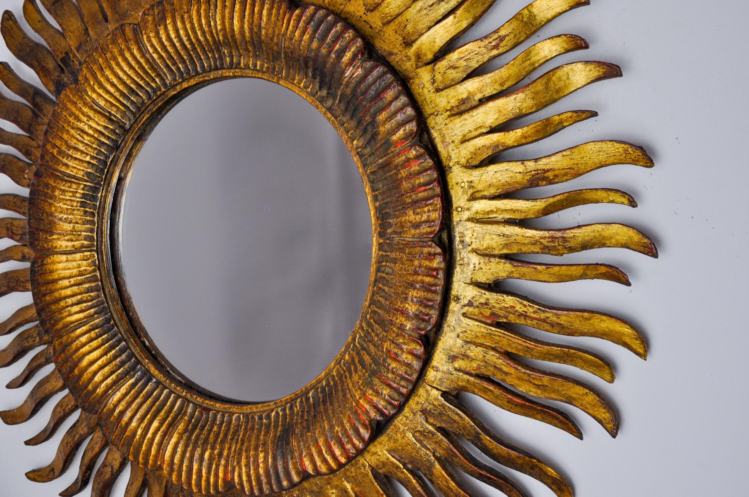 Sun mirror in gilded wood, France, 1960, 47cm In Good Condition For Sale In BARCELONA, ES