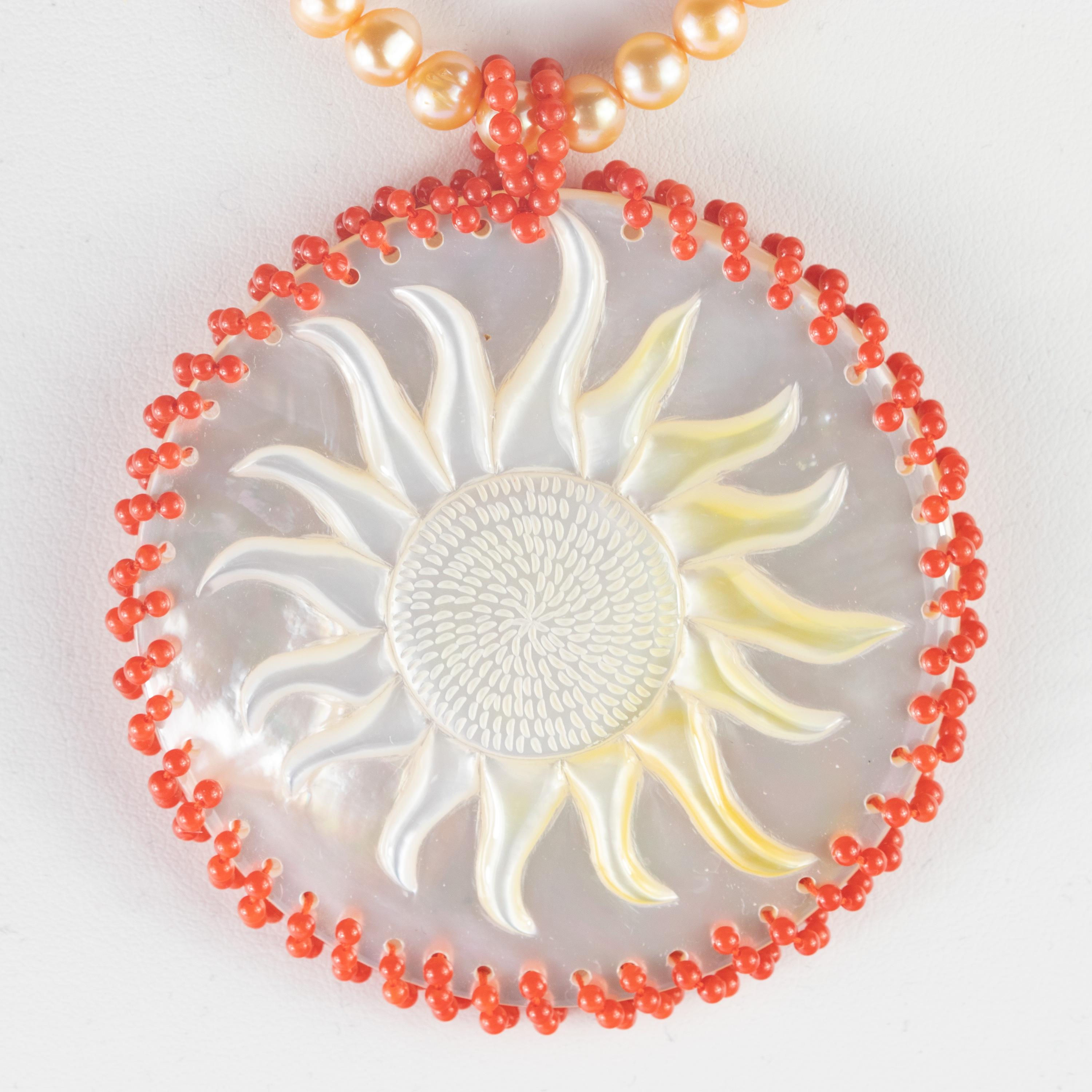 Art nouveau Collier fait main en or 14 carats avec pendentif en perles de nacre, corail et perles d'eau douce en vente