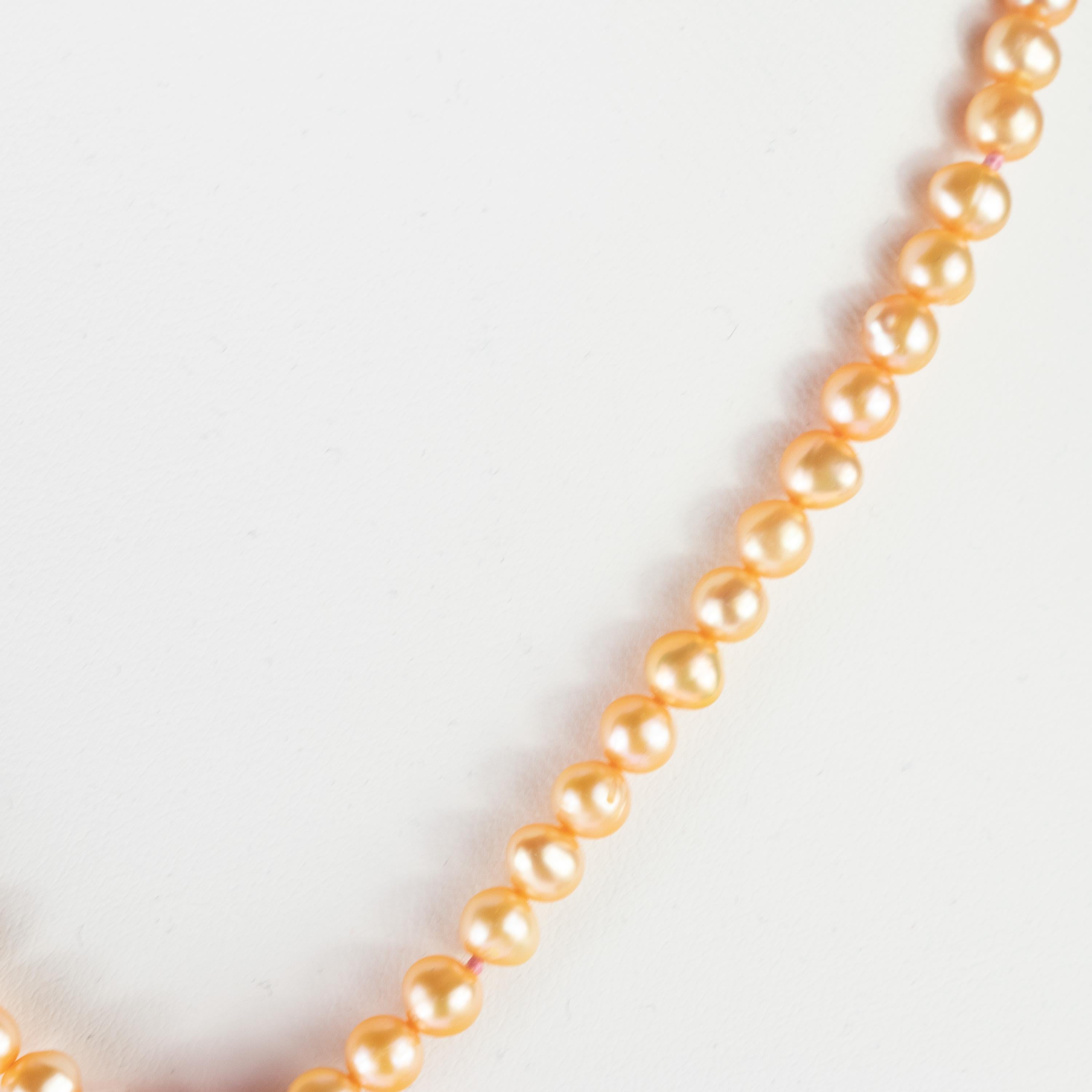 Collier fait main en or 14 carats avec pendentif en perles de nacre, corail et perles d'eau douce Neuf - En vente à Milano, IT