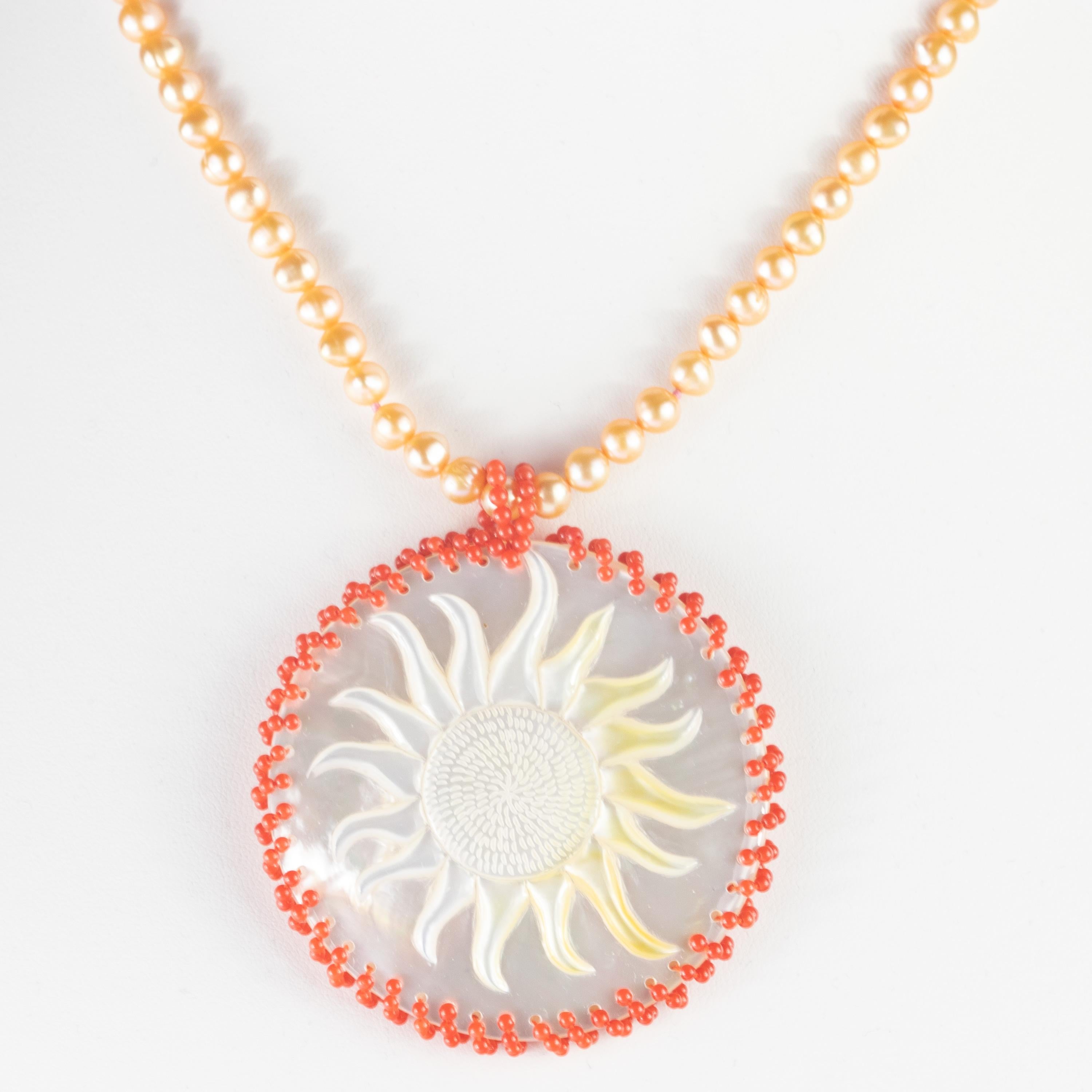 Collier fait main en or 14 carats avec pendentif en perles de nacre, corail et perles d'eau douce en vente 1