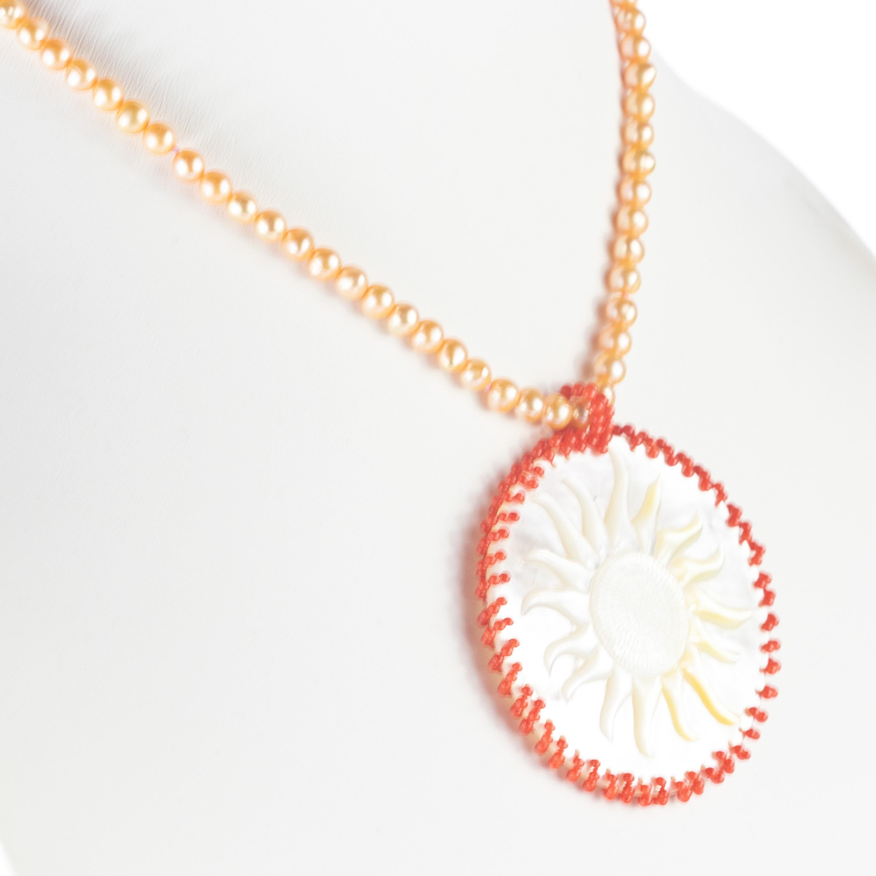 Collier fait main en or 14 carats avec pendentif en perles de nacre, corail et perles d'eau douce en vente 2