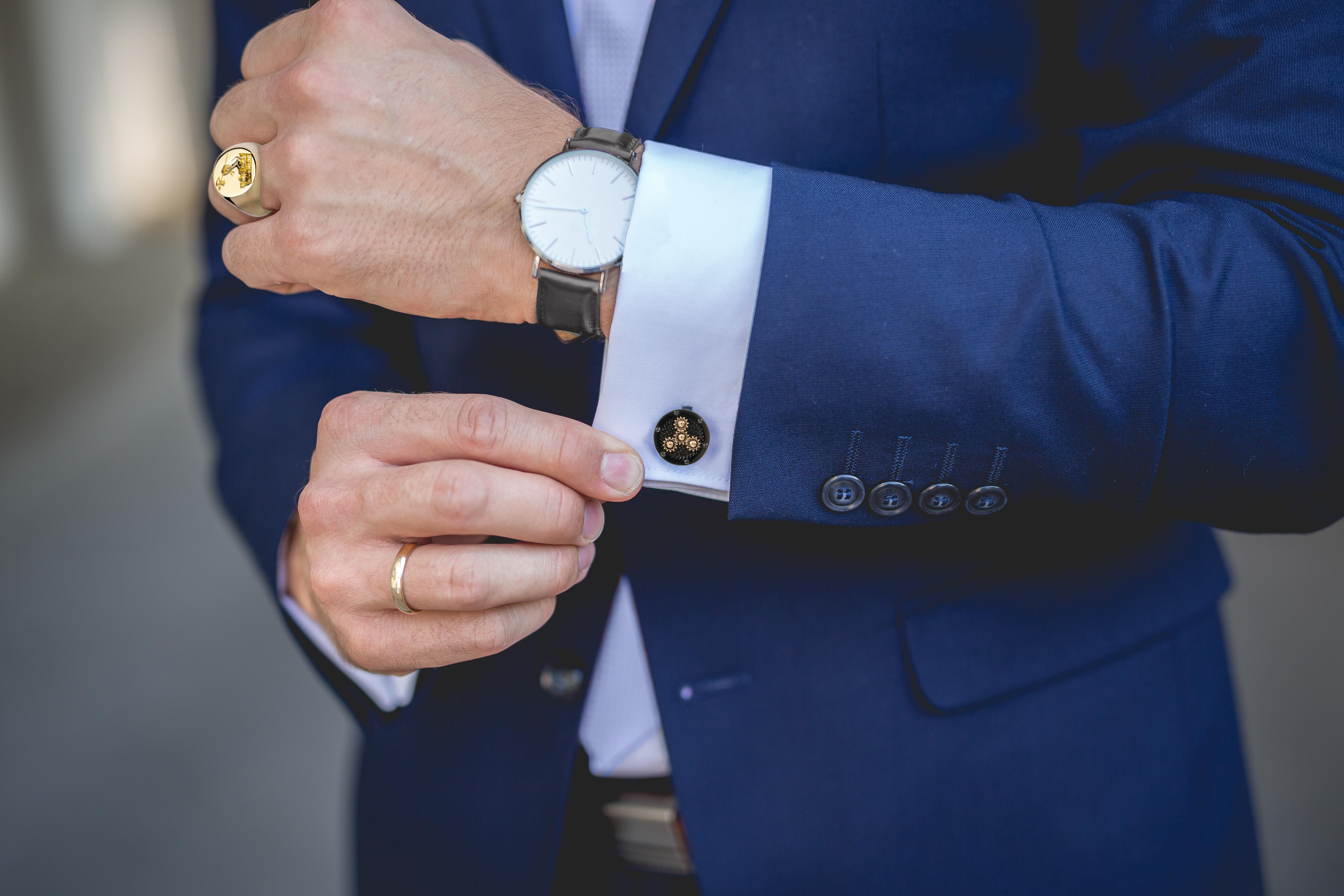 DEAKIN & FRANCIS, Piccadilly Arcade, London

Twist and turn the outer rim of these edgy little cufflinks and watch as the cogs smoothly rotate and turn. Each cog has been wire cut to ensure a perfectly smooth interlocking function. With no cast