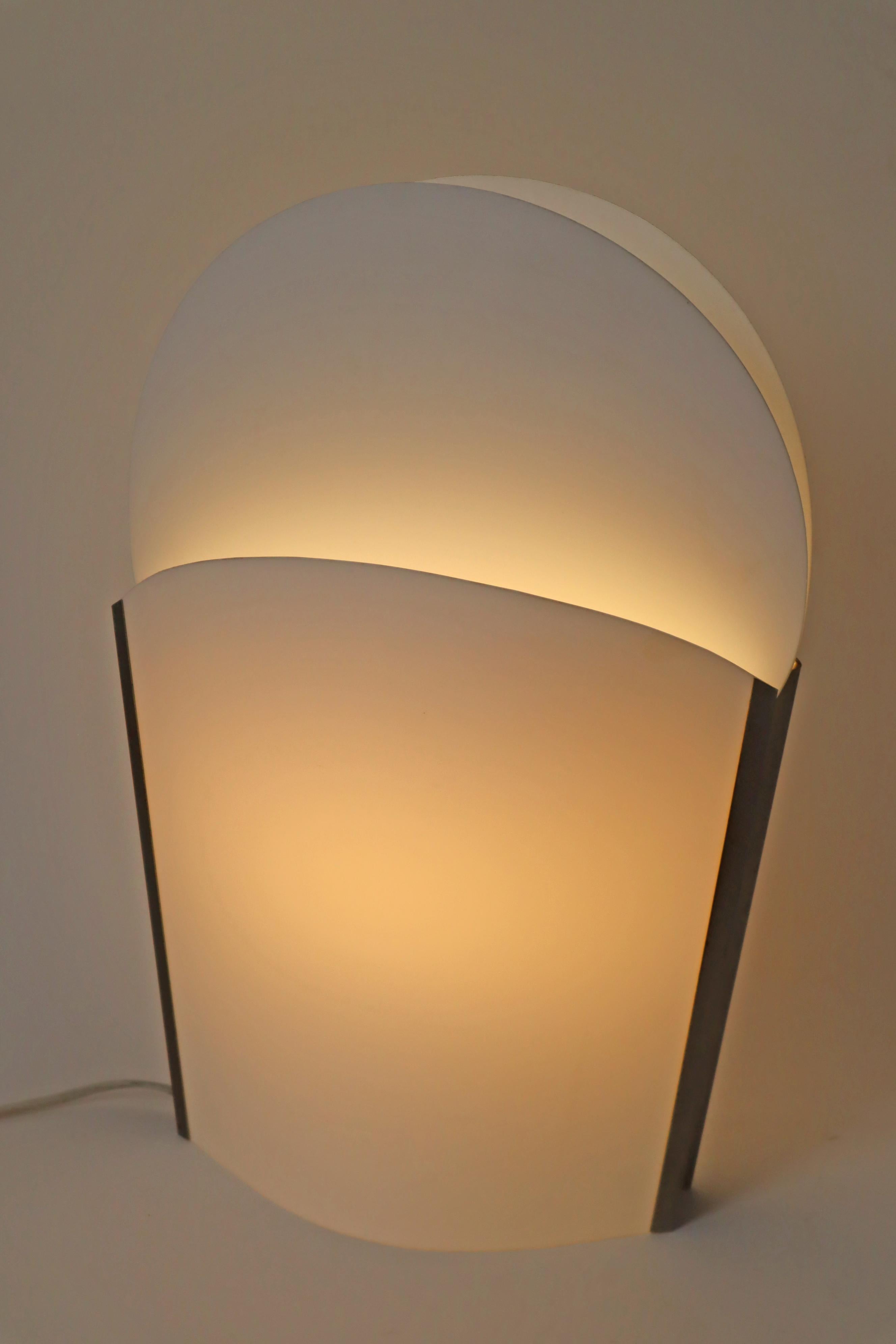 Questa lampada da tavolo è stata progettata da Samuel Parker, che ha studiato Industrial Design all'università di Coventry. Grazie alle sue buone prestazioni in questo campo, ha collaborato con rinomate aziende di design come Philips e in questo