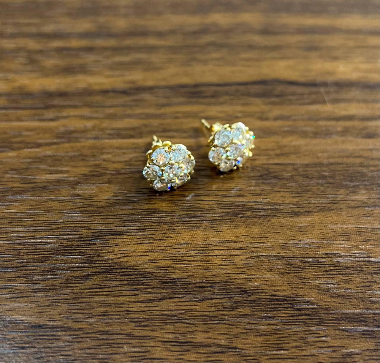 Taille ronde Clous d'oreilles fantaisie Sun Ray en or rose 14 carats avec halo de diamants en grappe en vente
