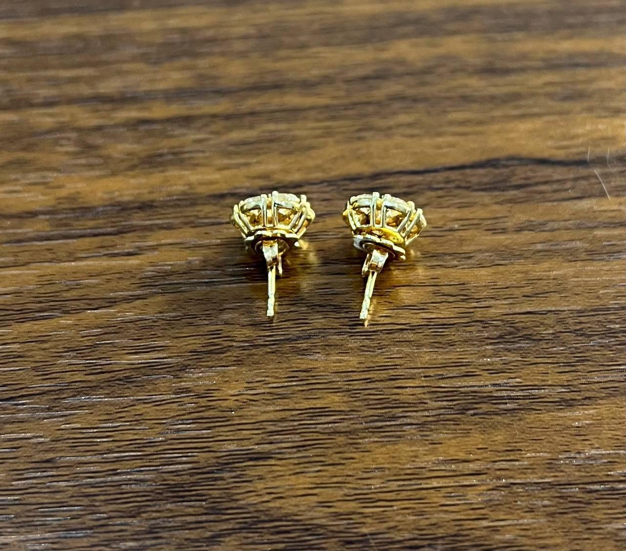 Clous d'oreilles fantaisie Sun Ray en or rose 14 carats avec halo de diamants en grappe Pour femmes en vente
