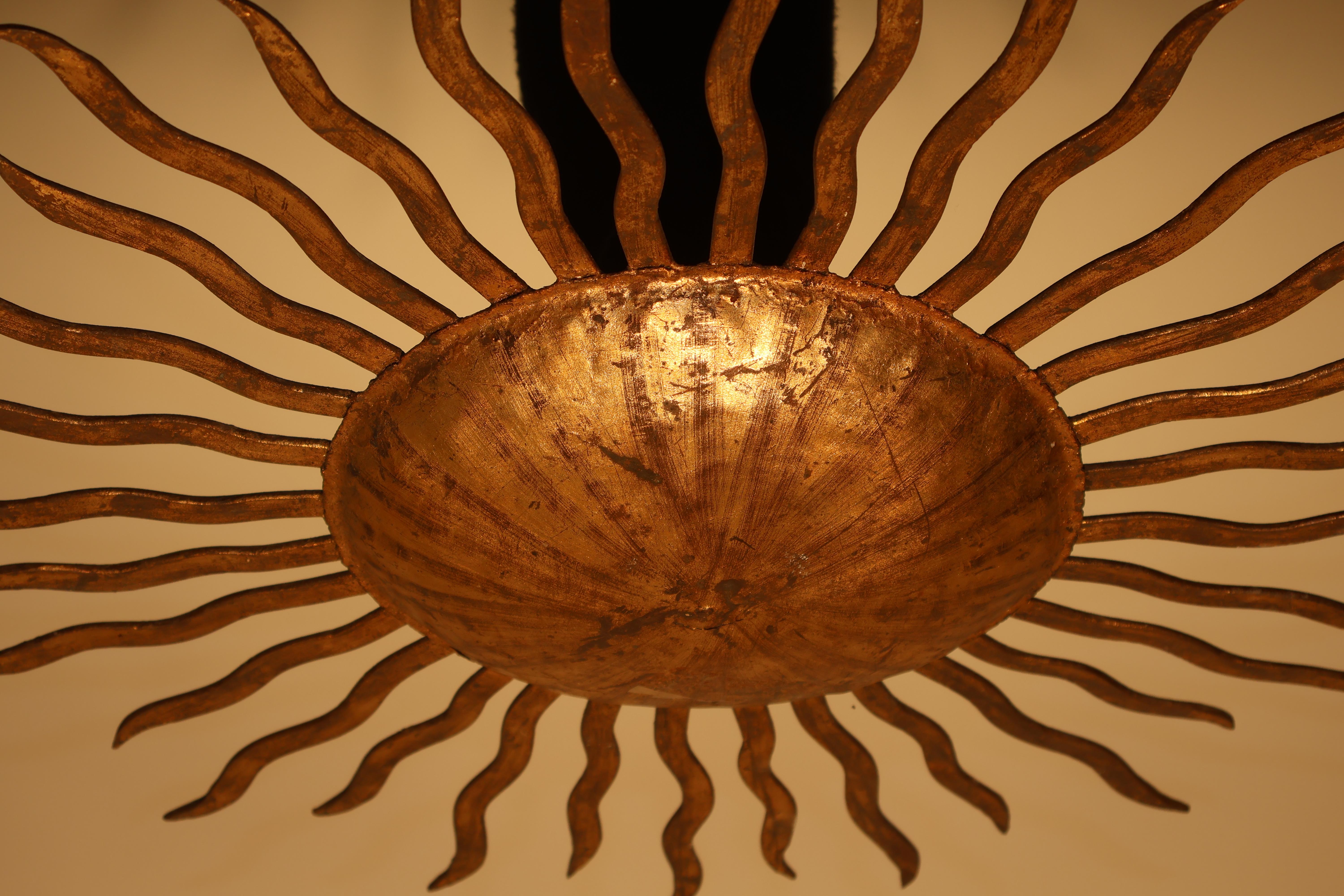 Metà XX secolo Ciondolo a forma di sole in vendita