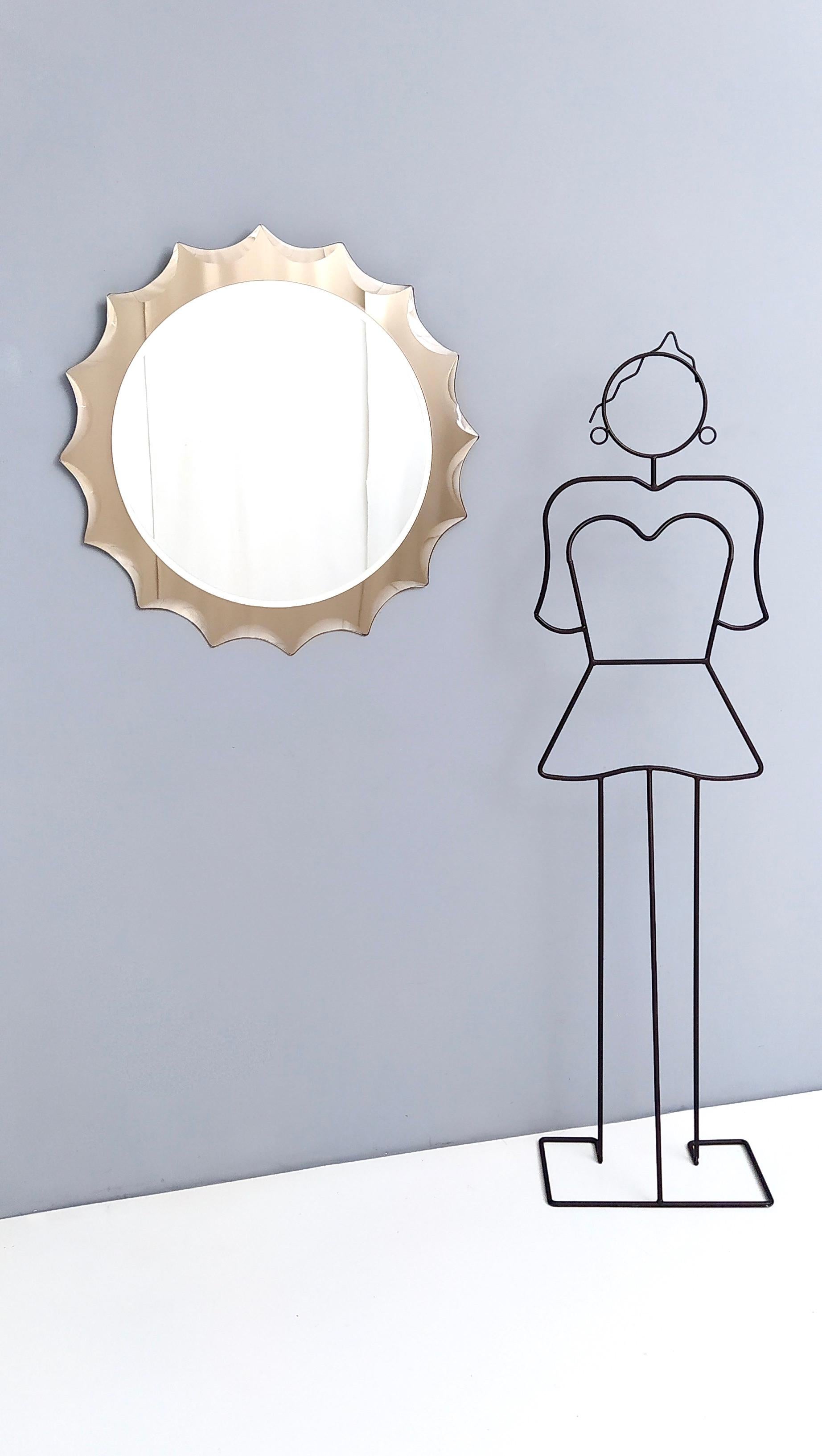 Fabriqué en Italie, années 1970.
Ce miroir présente un cadre en bronze avec des biseaux décoratifs sur les bords et un dos en métal verni.
Il s'agit d'une pièce vintage qui peut donc présenter de légères traces d'utilisation, mais qui peut être