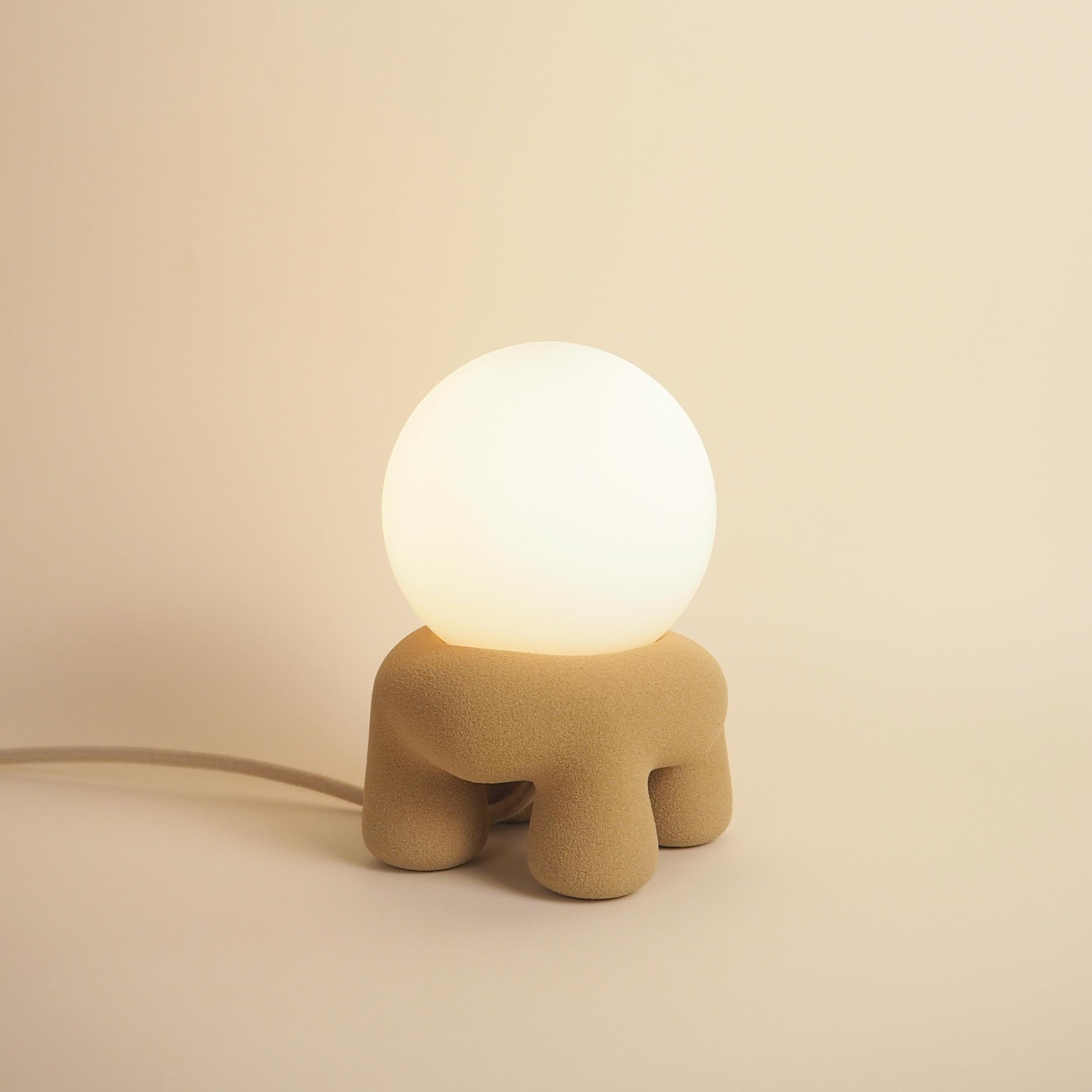 Lampada da tavolo Sun di Luis Gimeno
Dimensioni: D. 13 x L. 13 x H. 18 cm
Materiali: Sabbia di quarzo.

Disponibile nei colori beige, rosa o nero. Contattateci.

Questa lampada è la più piccola di questa collezione. È stato realizzato utilizzando la