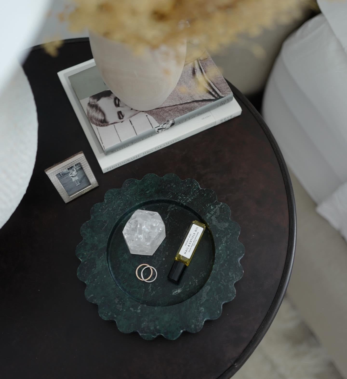 Sonnentablett mit Wellenschliff: rundes Tablett aus Smaragdmarmor von Anastasio Home (Organische Moderne) im Angebot
