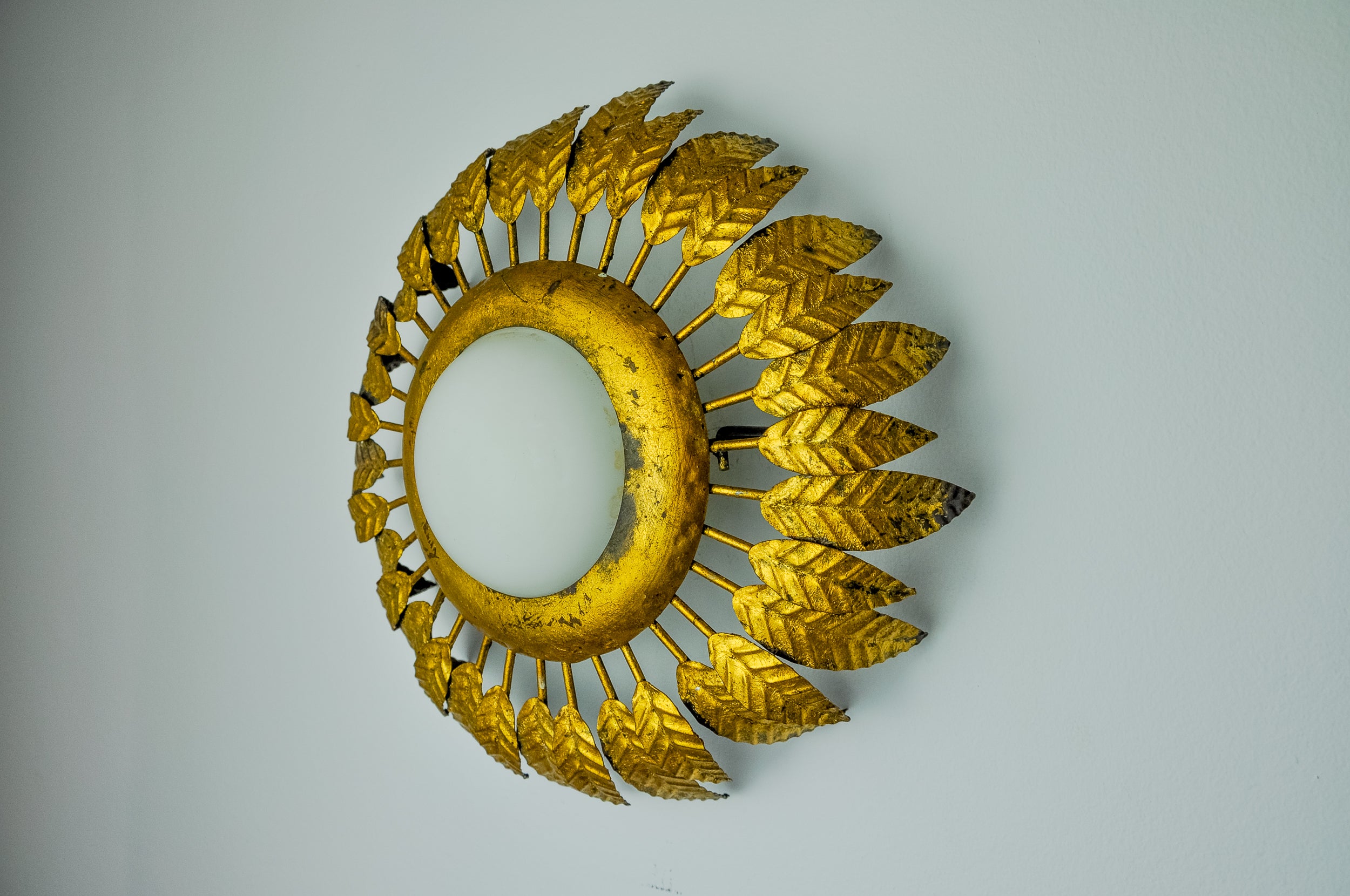 Sonnen-Wandleuchte von Ferro Arte aus Metall, Blattgold und Opalglas, Spanien, 1960 (Hollywood Regency) im Angebot
