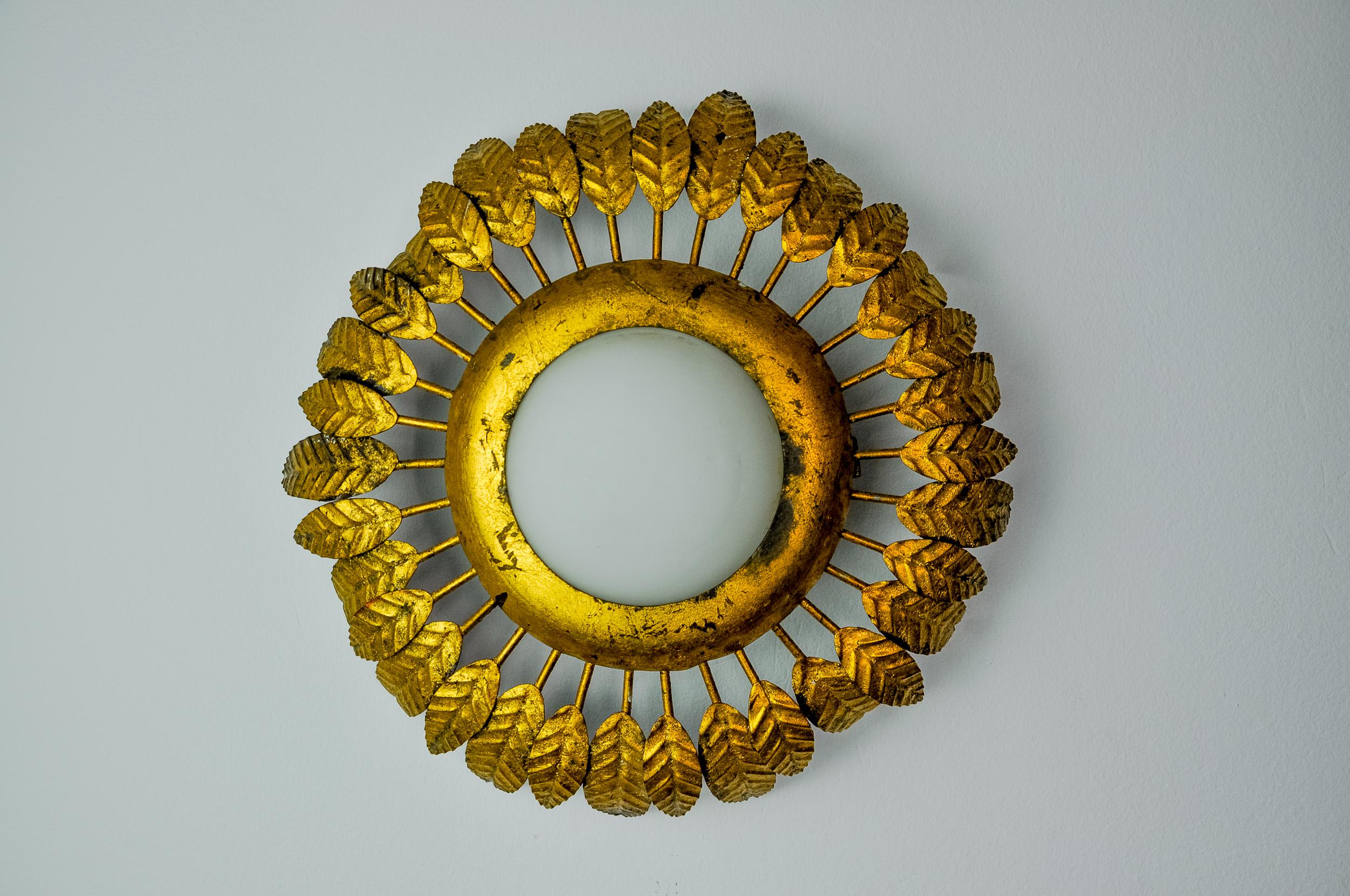 Sonnen-Wandleuchte von Ferro Arte aus Metall, Blattgold und Opalglas, Spanien, 1960 im Zustand „Gut“ im Angebot in BARCELONA, ES