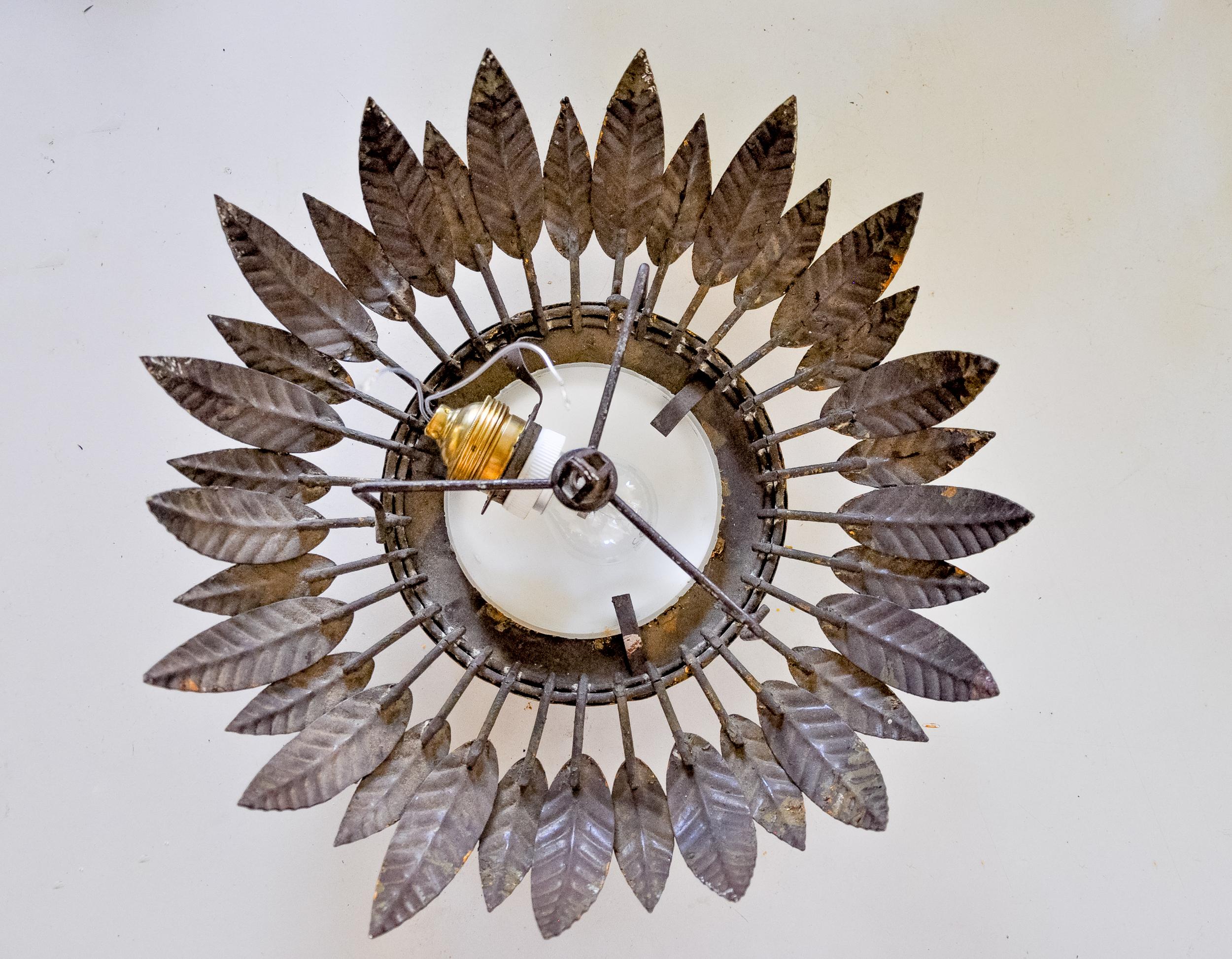 Sonnen-Wandleuchte von Ferro Arte aus Metall, Blattgold und Opalglas, Spanien, 1960 im Angebot 1