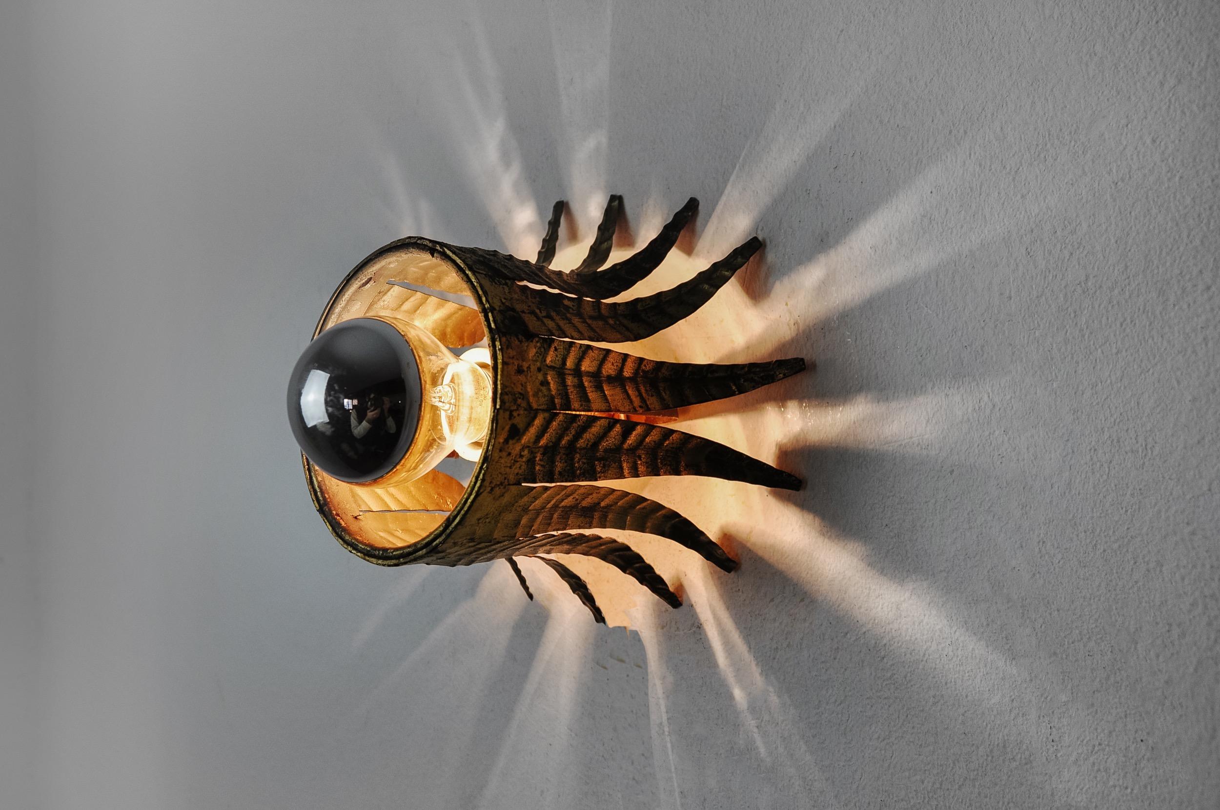 Très belle applique solaire, conçue et produite par Ferro Arte en Espagne dans les années 1960. Structure métallique dorée à la feuille d'or. Des objets uniques qui s'illuminent à merveille et apportent une véritable touche design à votre intérieur.