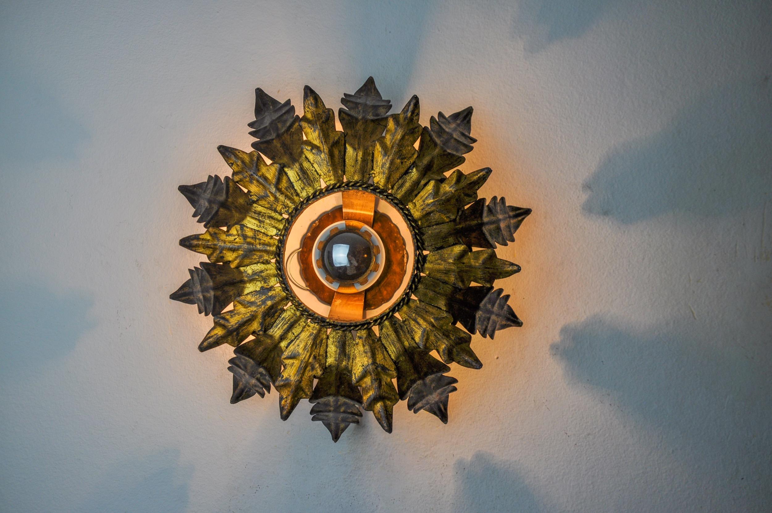 Très belle et rare lampe solaire, conçue et produite par ferro arte en Espagne dans les années 1960. Structure en métal doré à la feuille d'or. Des objets uniques qui s'illuminent à merveille et apportent une véritable touche design à votre